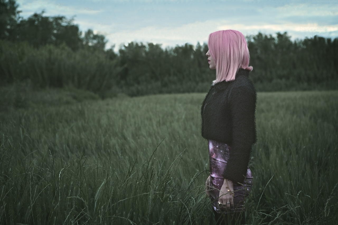 Woman with pink hair in a field HD Wallpaper