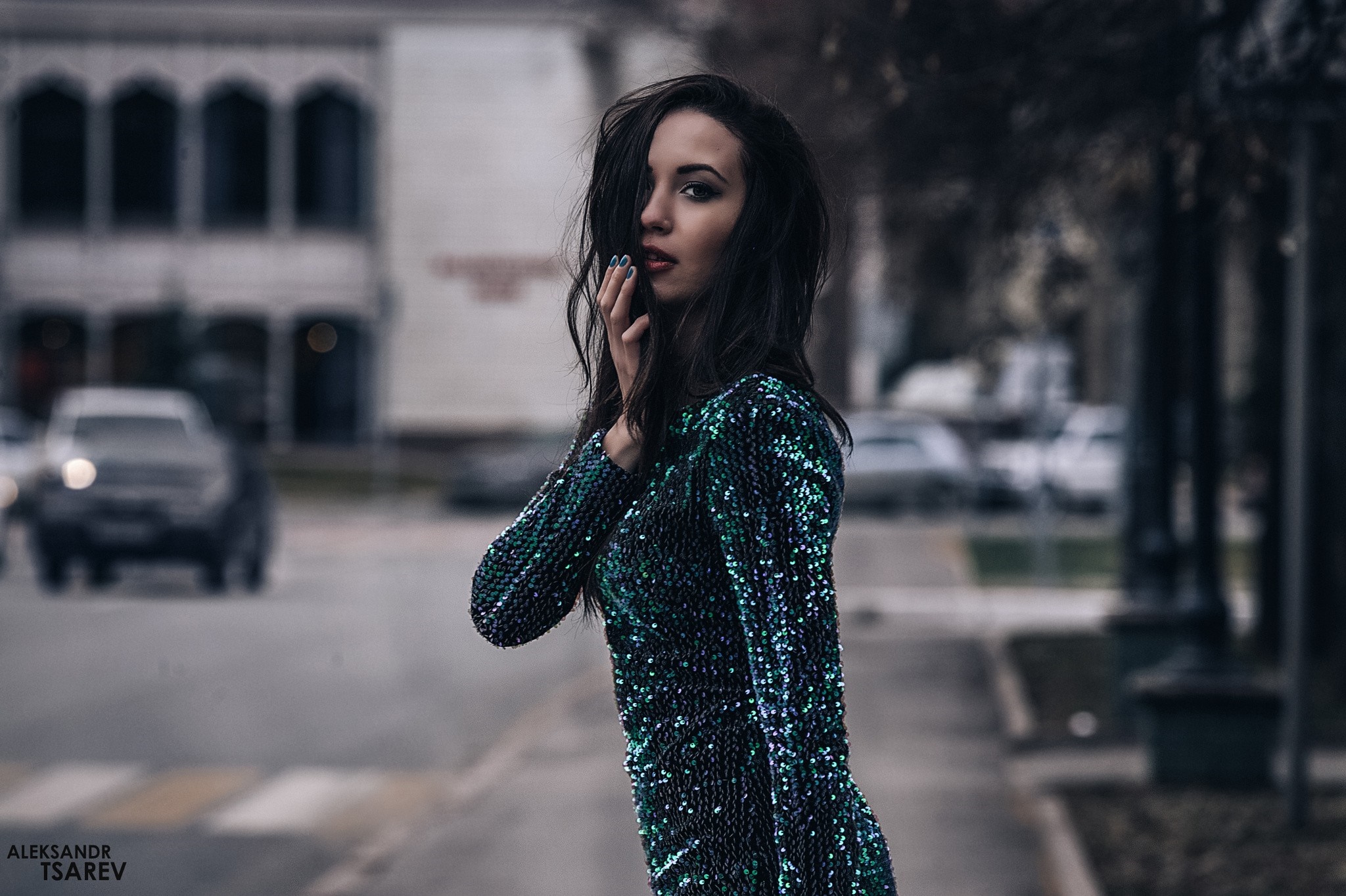 Woman in sequined dress on a city street HD Wallpaper