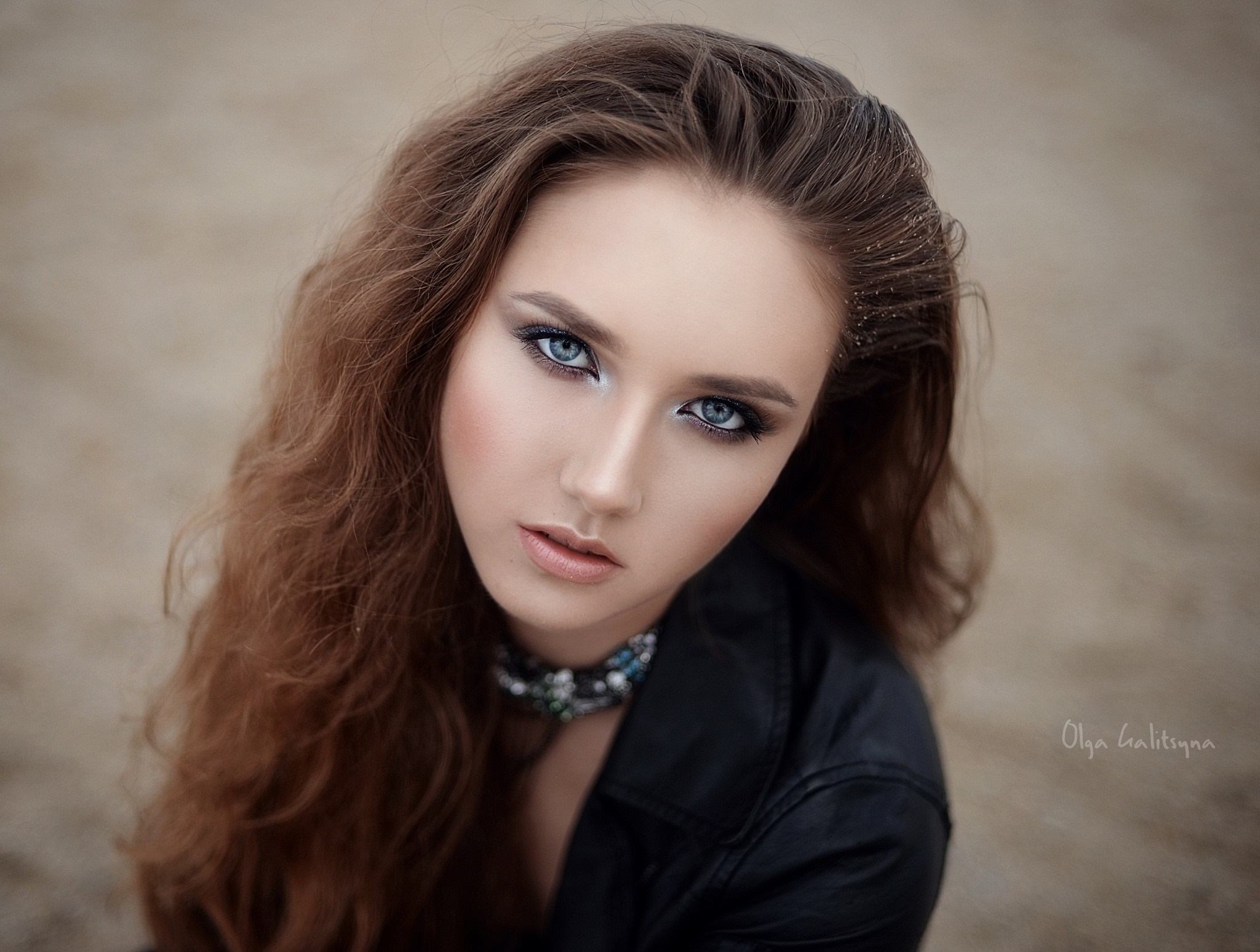 Portrait of a woman with long brown hair and blue eyes HD Wallpaper