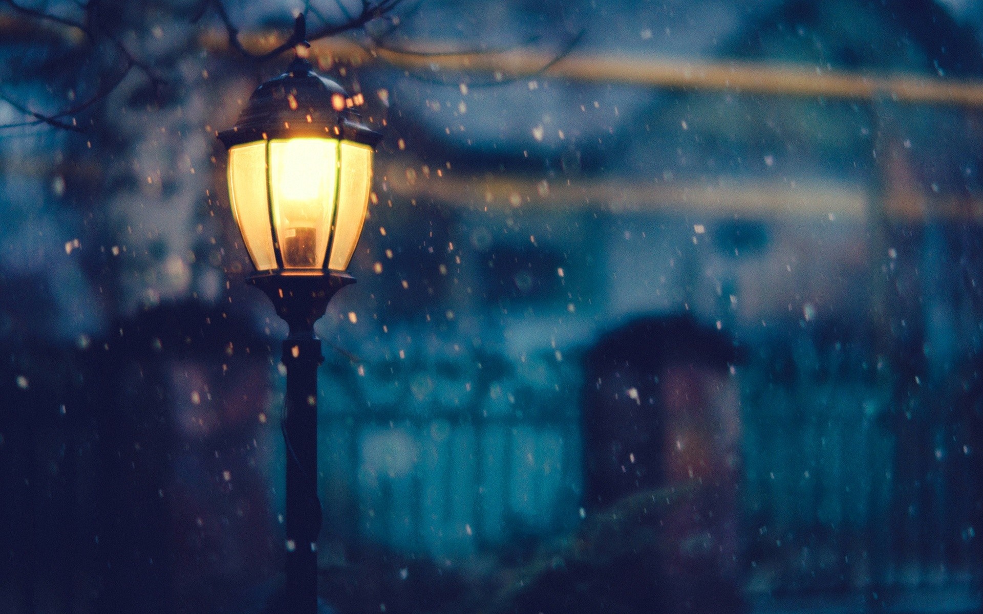 Street lamp in the snow at night HD Wallpaper