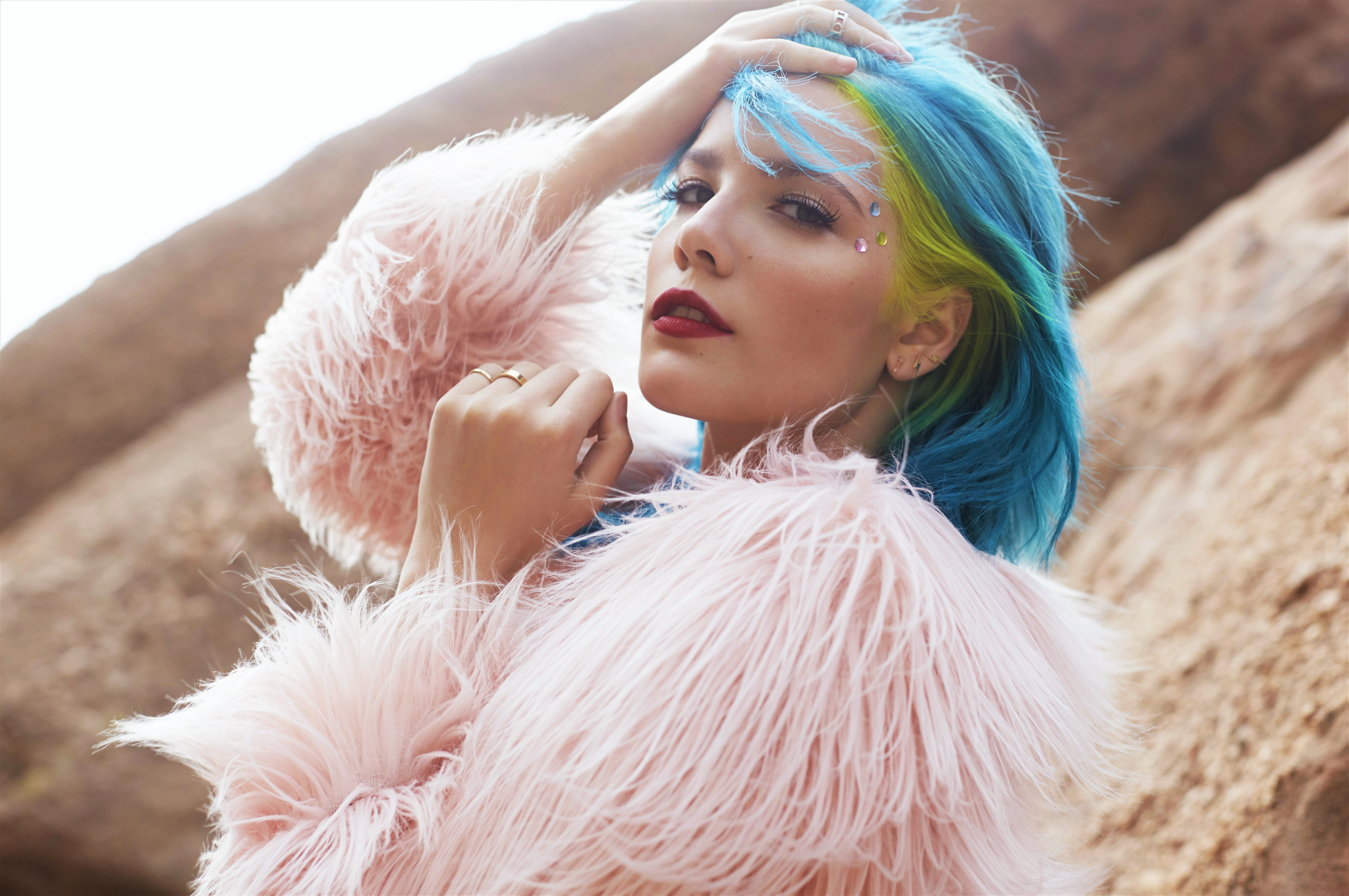 Halsey with blue and green hair wearing a pink fur coat HD Wallpaper
