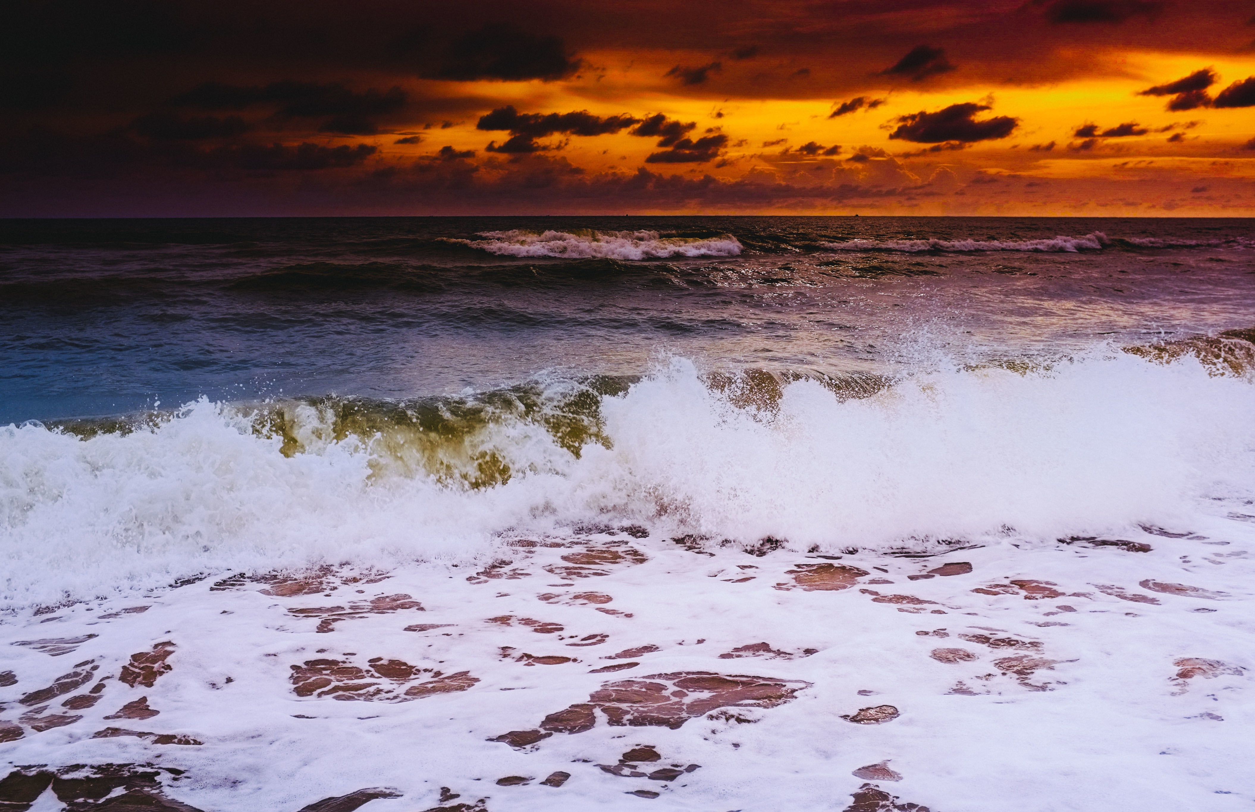 Ocean waves crashing on the shore at sunset HD Wallpaper