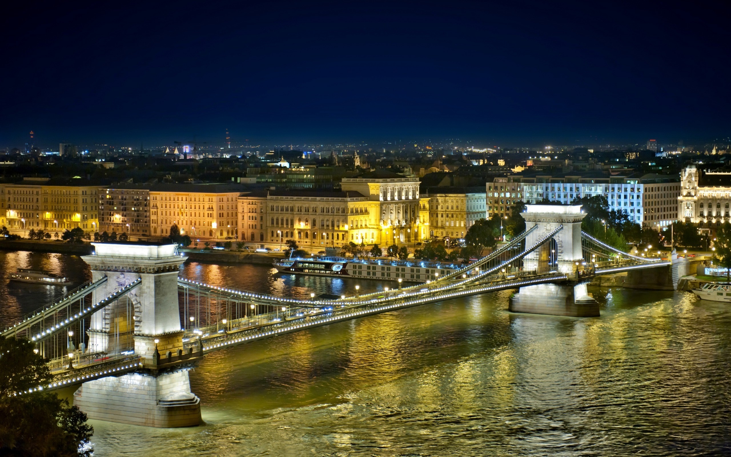 Chain Bridge over Danube River at night in Budapest, Hungary HD Wallpaper