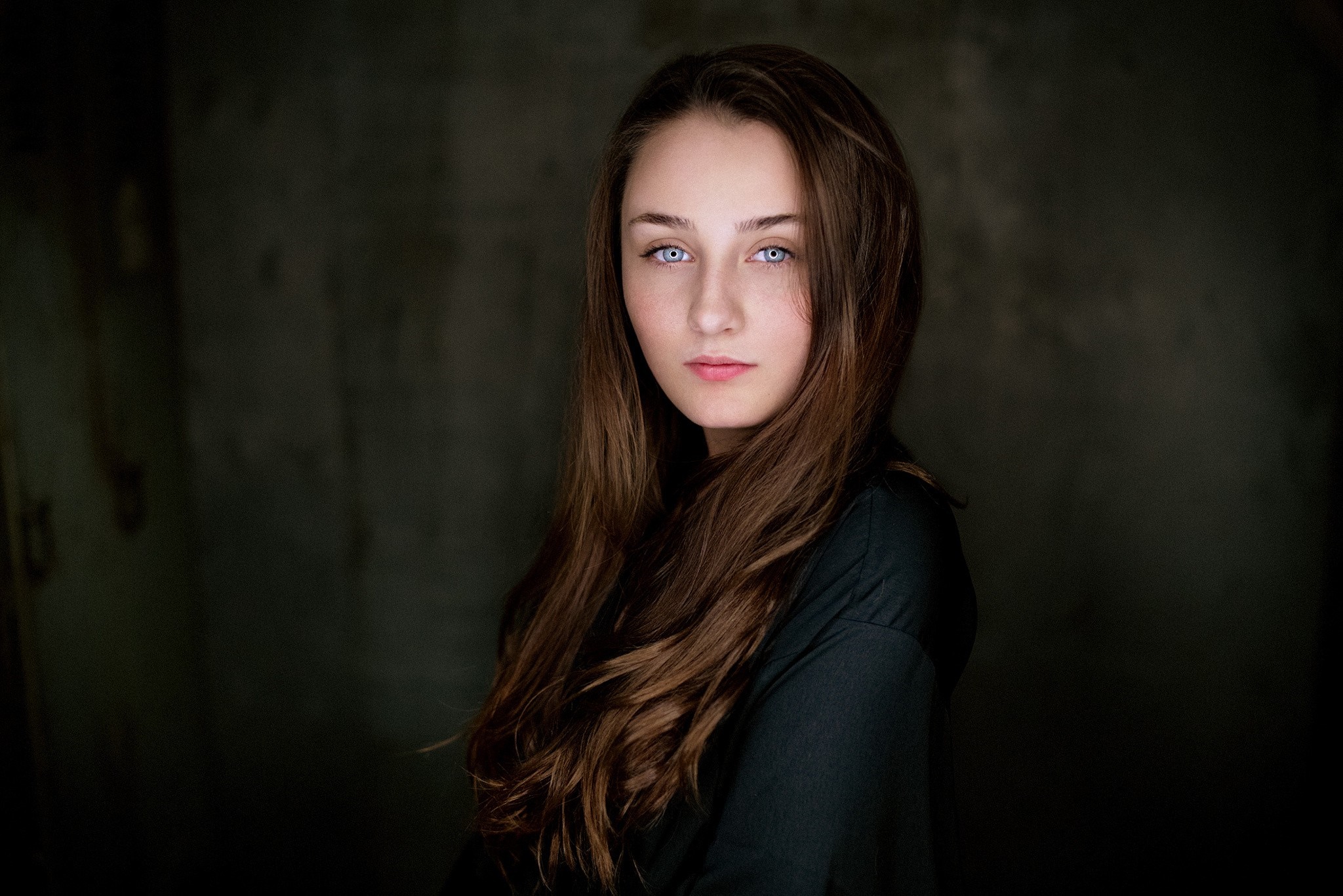 Portrait of a young woman with long brown hair and blue eyes HD Wallpaper
