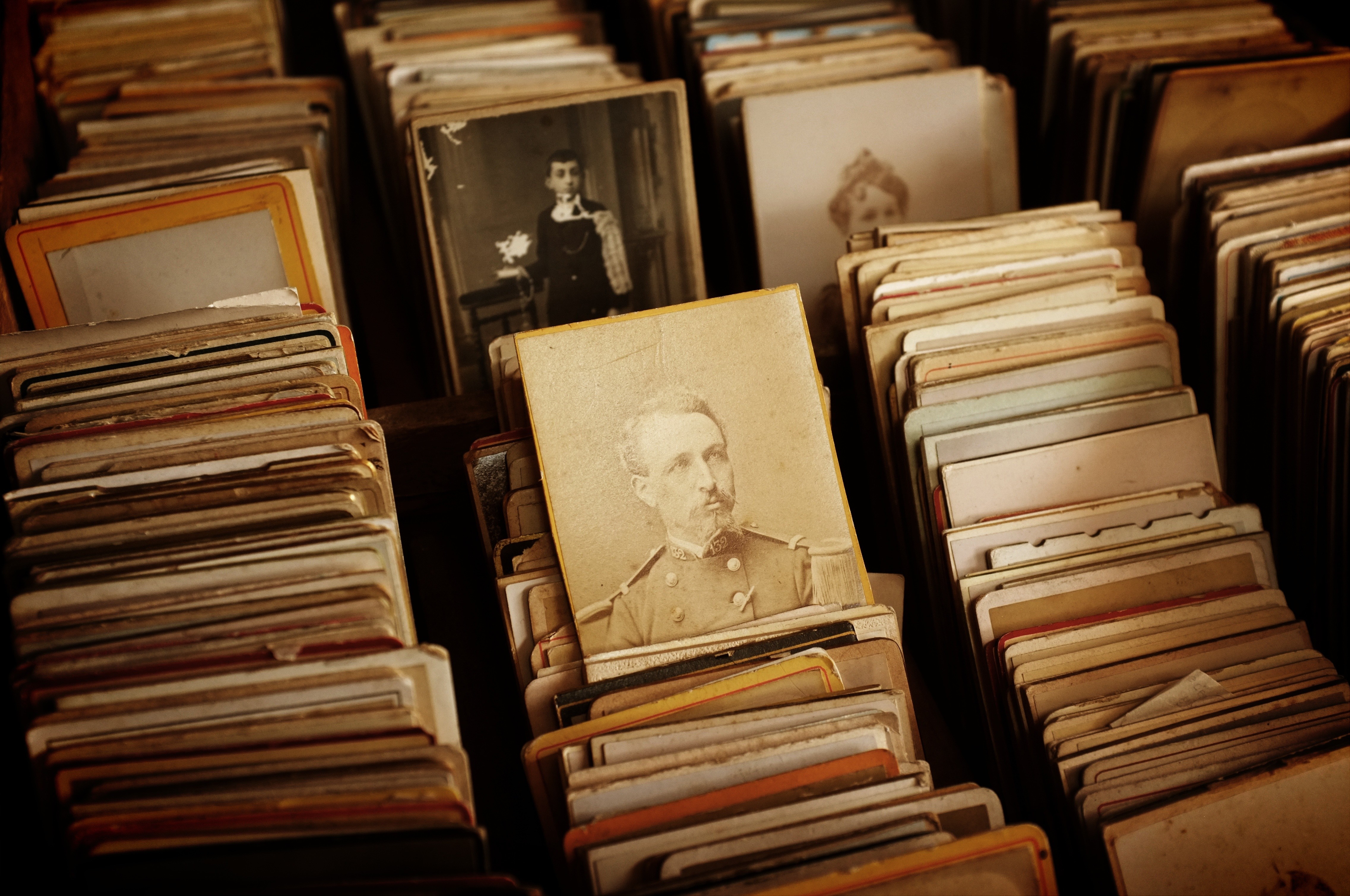 Old photos in wooden box HD Wallpaper