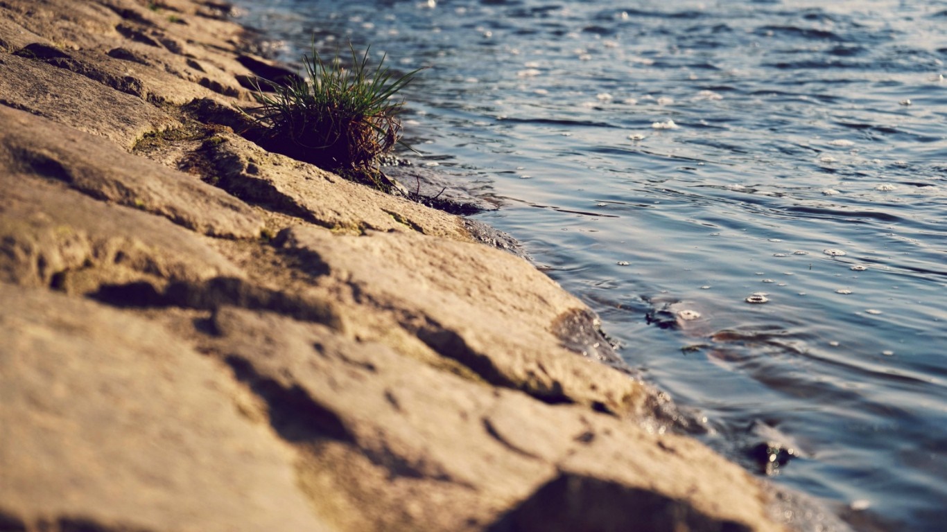 Rocks and water at the shore HD Wallpaper