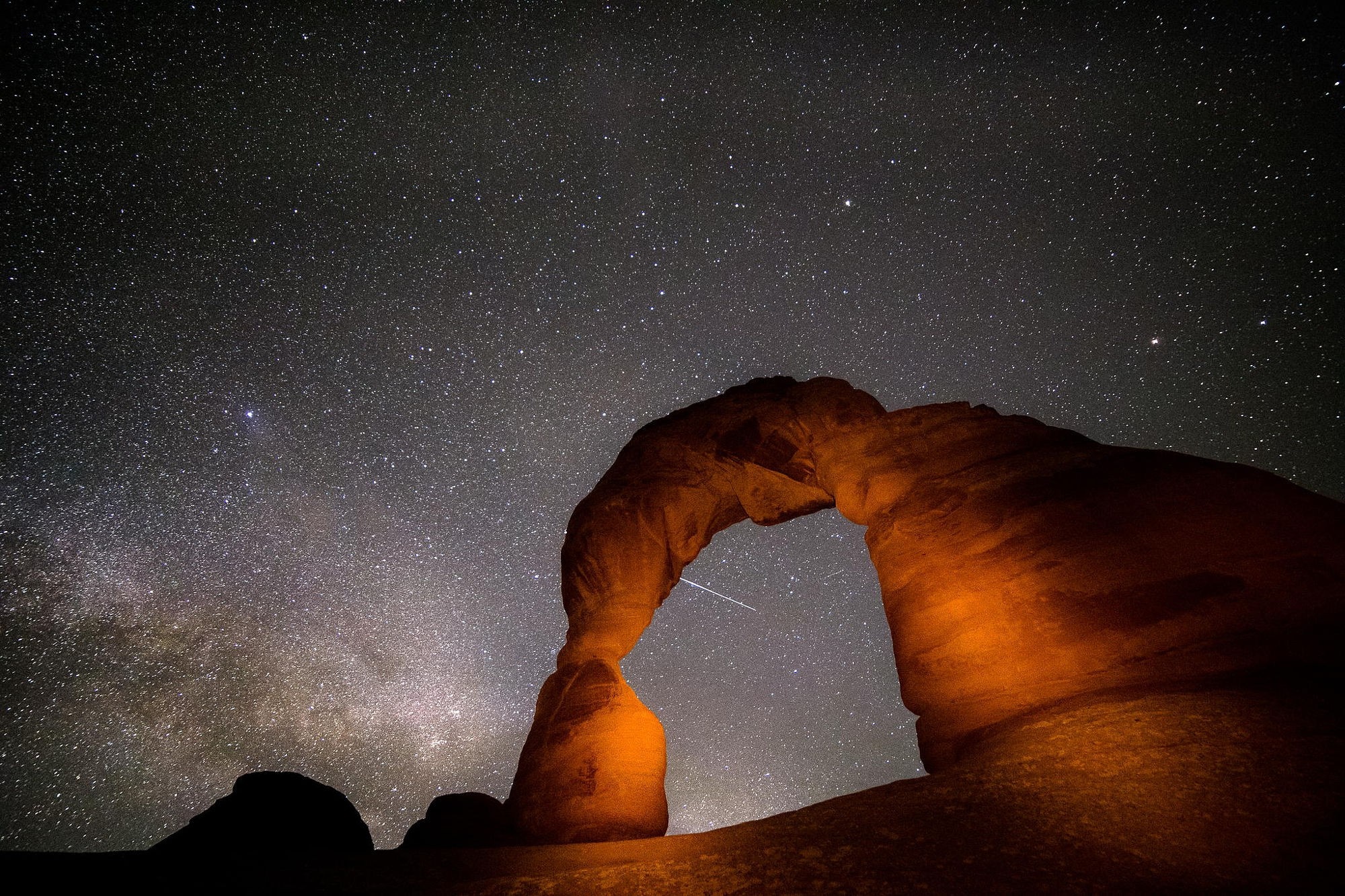 Delicate Arch under the Milky Way at Night HD Wallpaper