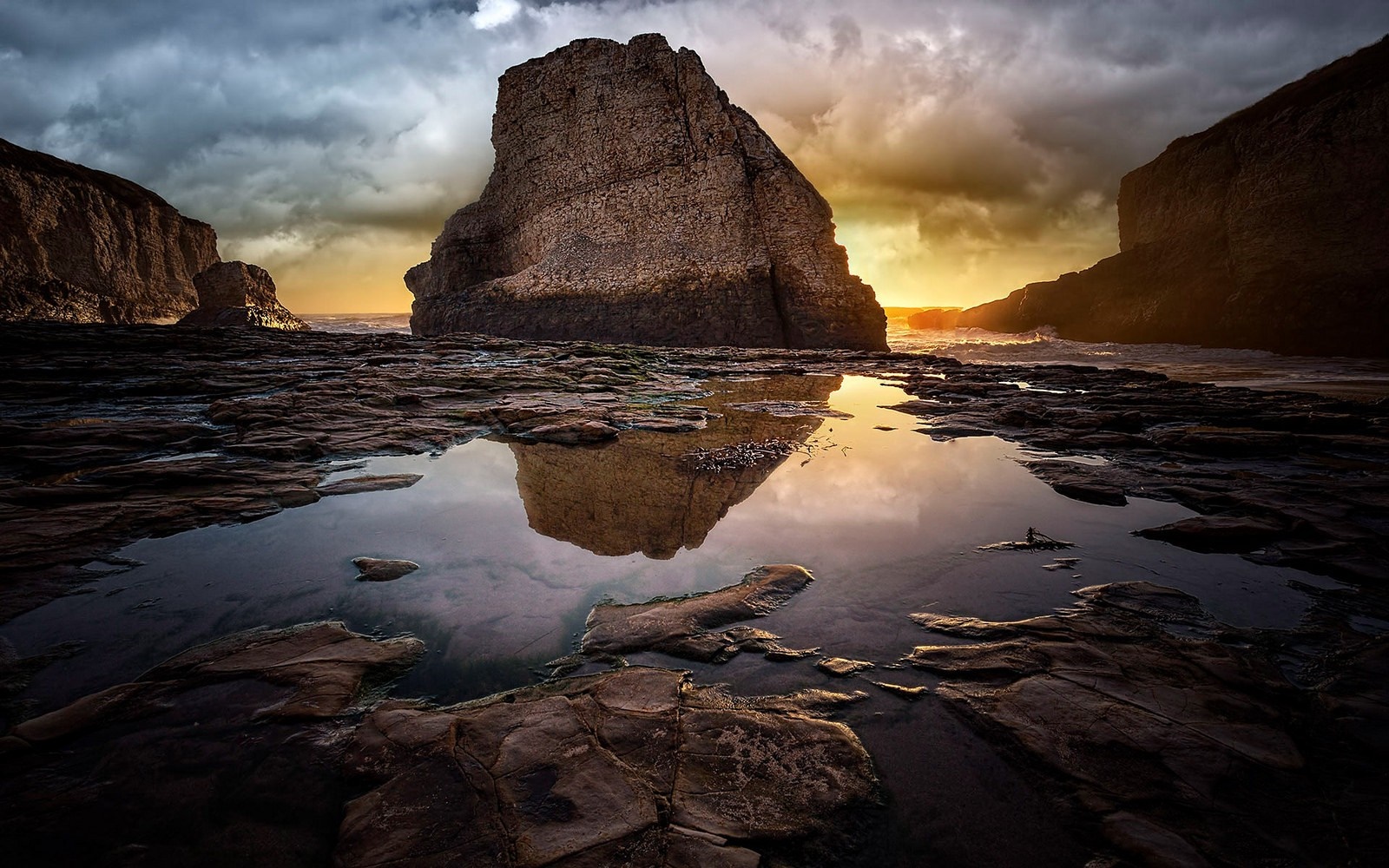 Rocky shore with tide pools at sunset HD Wallpaper