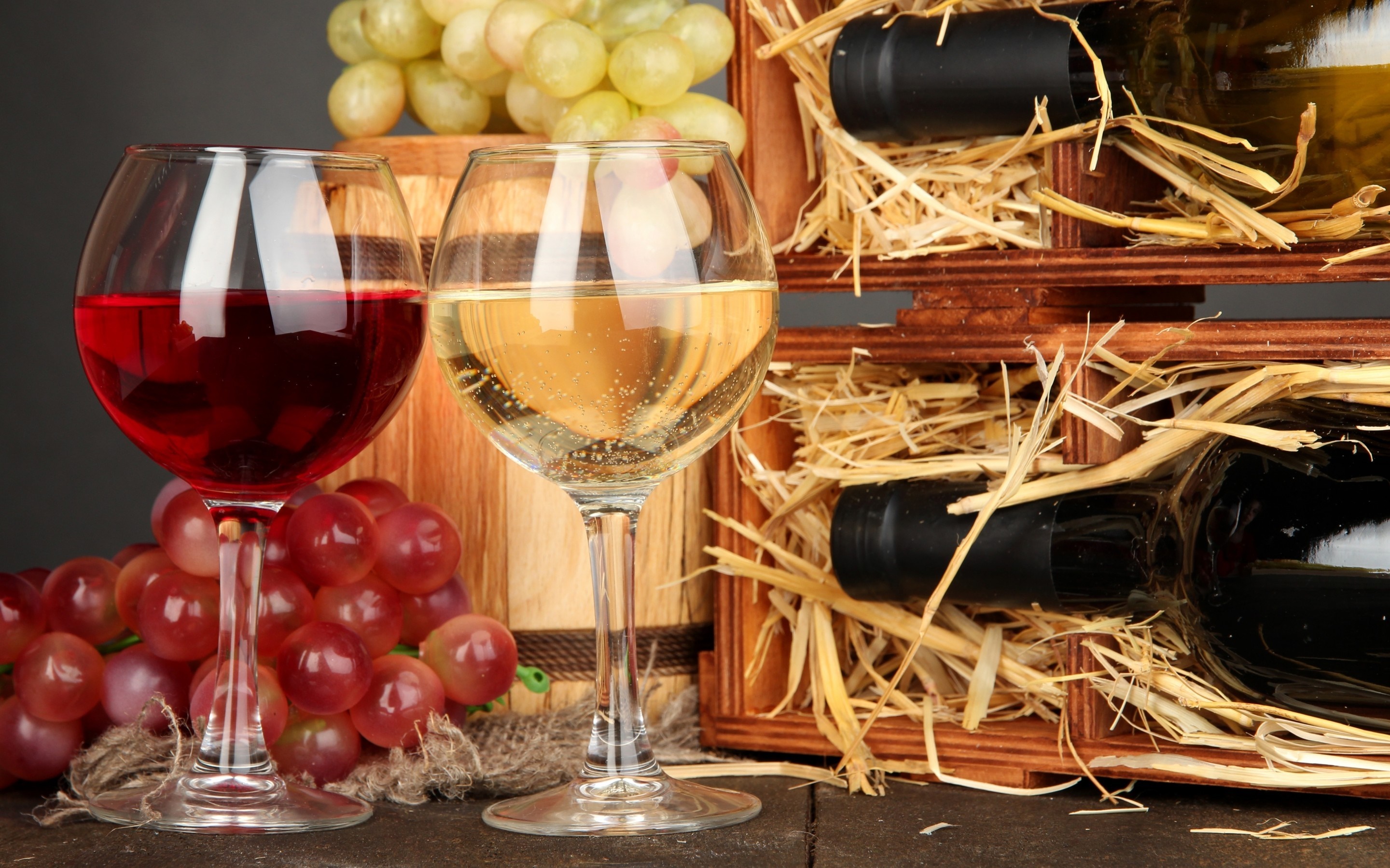 Red and white wine glasses with grapes and wine bottles HD Wallpaper