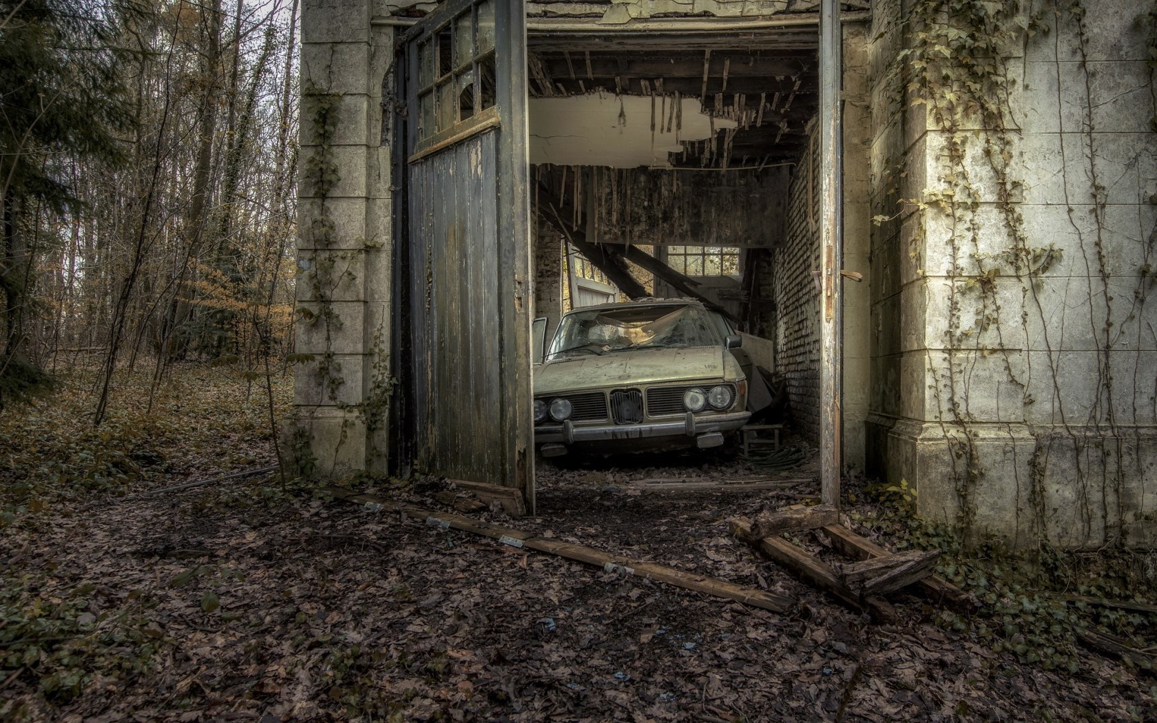 Old abandoned BMW car in a derelict garage HD Wallpaper