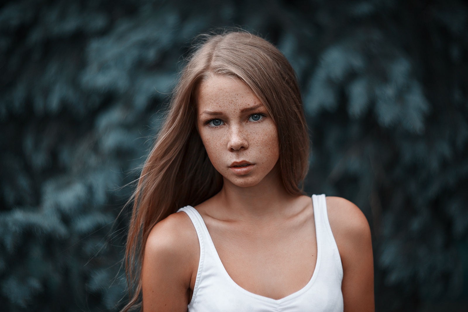 Young woman with freckles and long blonde hair HD Wallpaper