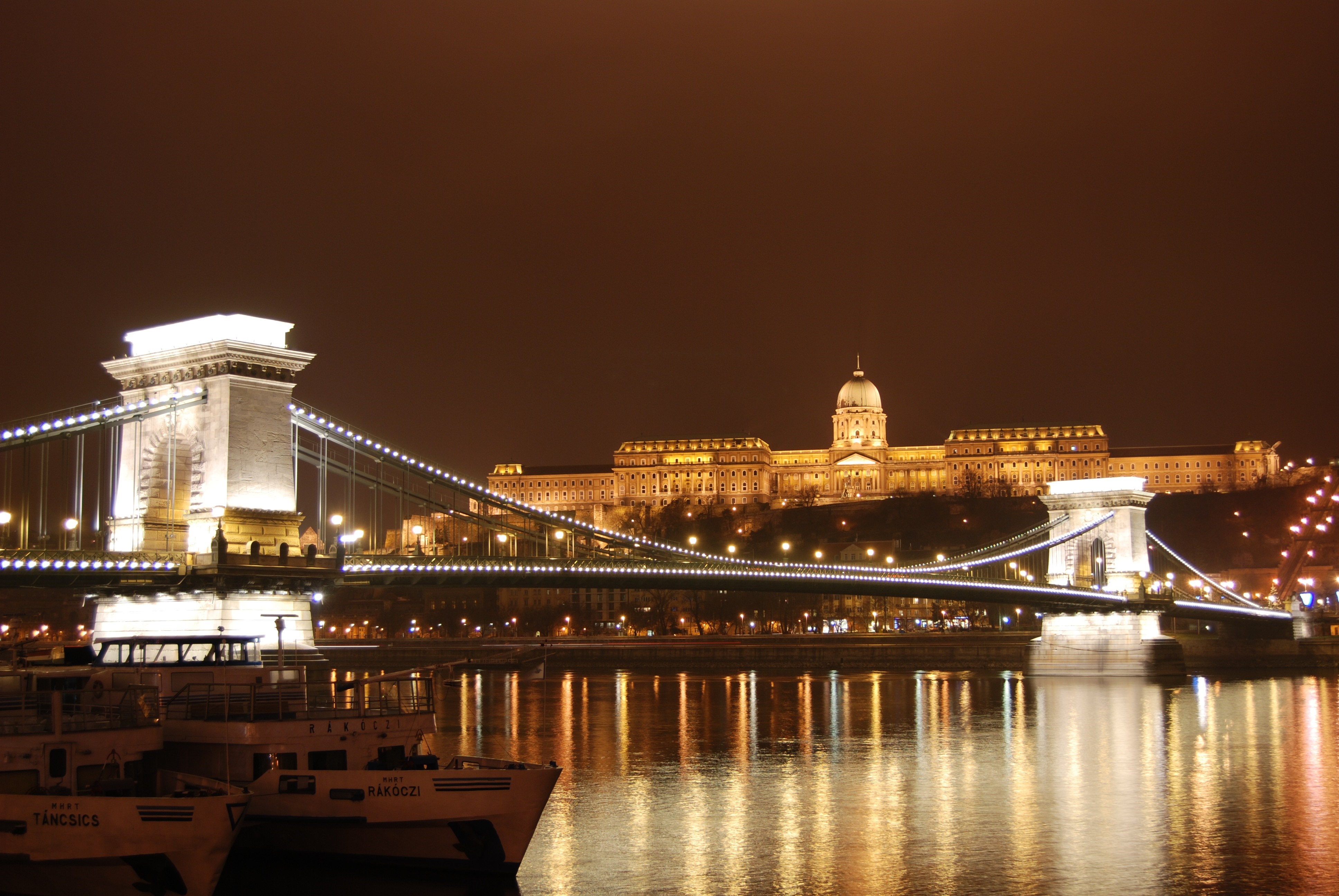 Chain Bridge and Buda Castle at night in Budapest HD Wallpaper