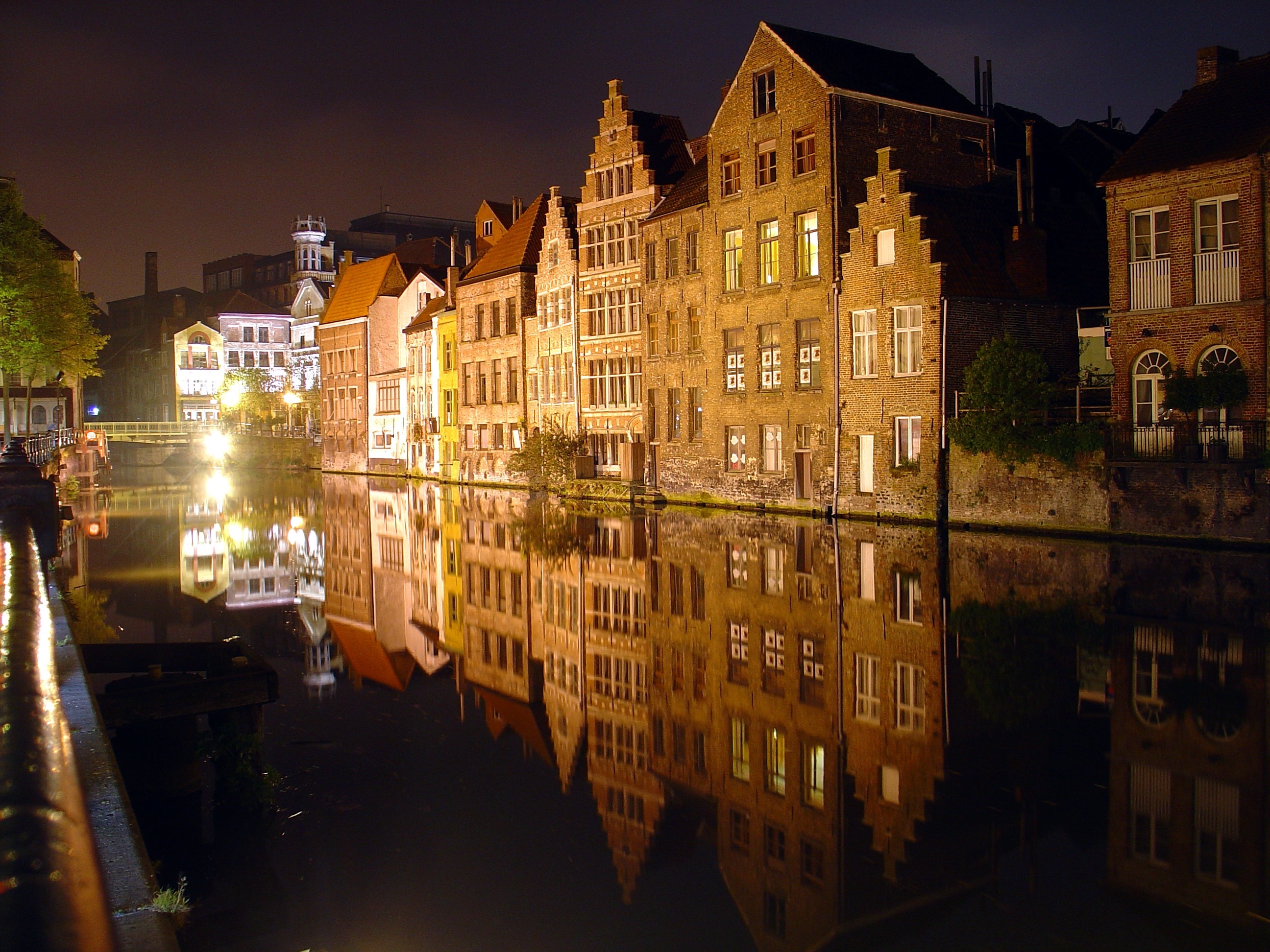 Cityscape at night with canal reflections in Bruges HD Wallpaper