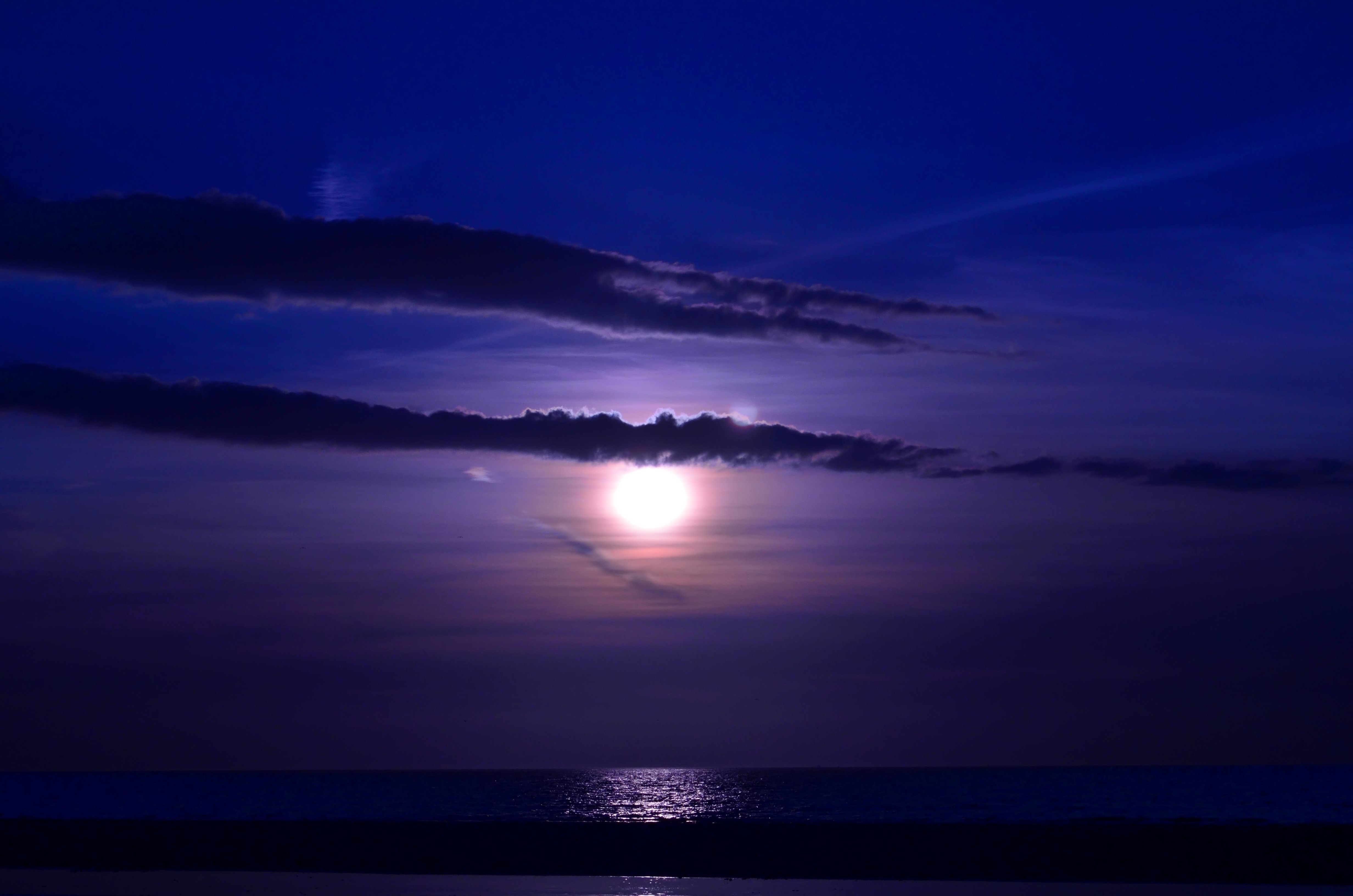 Moonlit ocean with clouds at dusk HD Wallpaper
