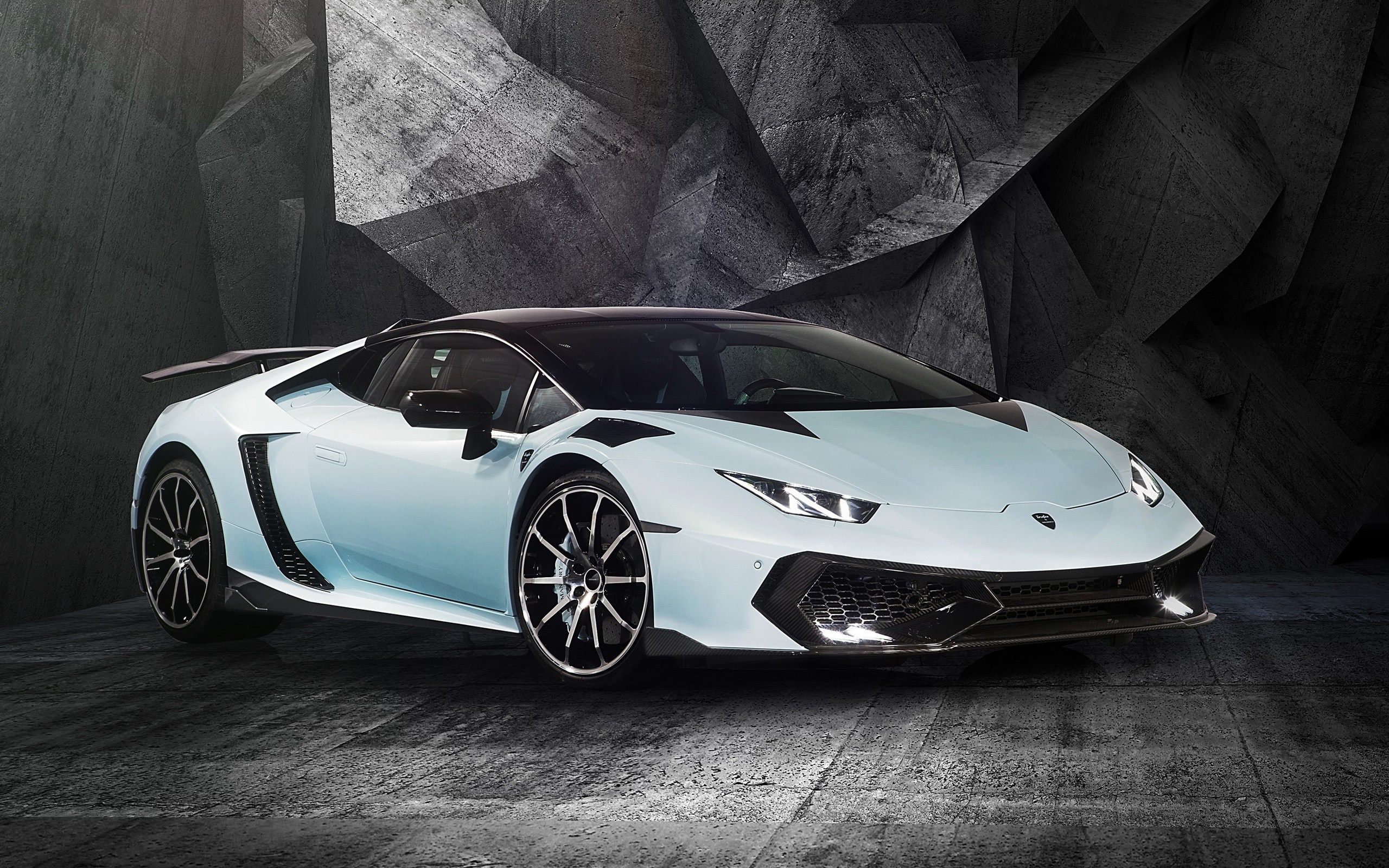 White Lamborghini Huracan with a spoiler HD Wallpaper