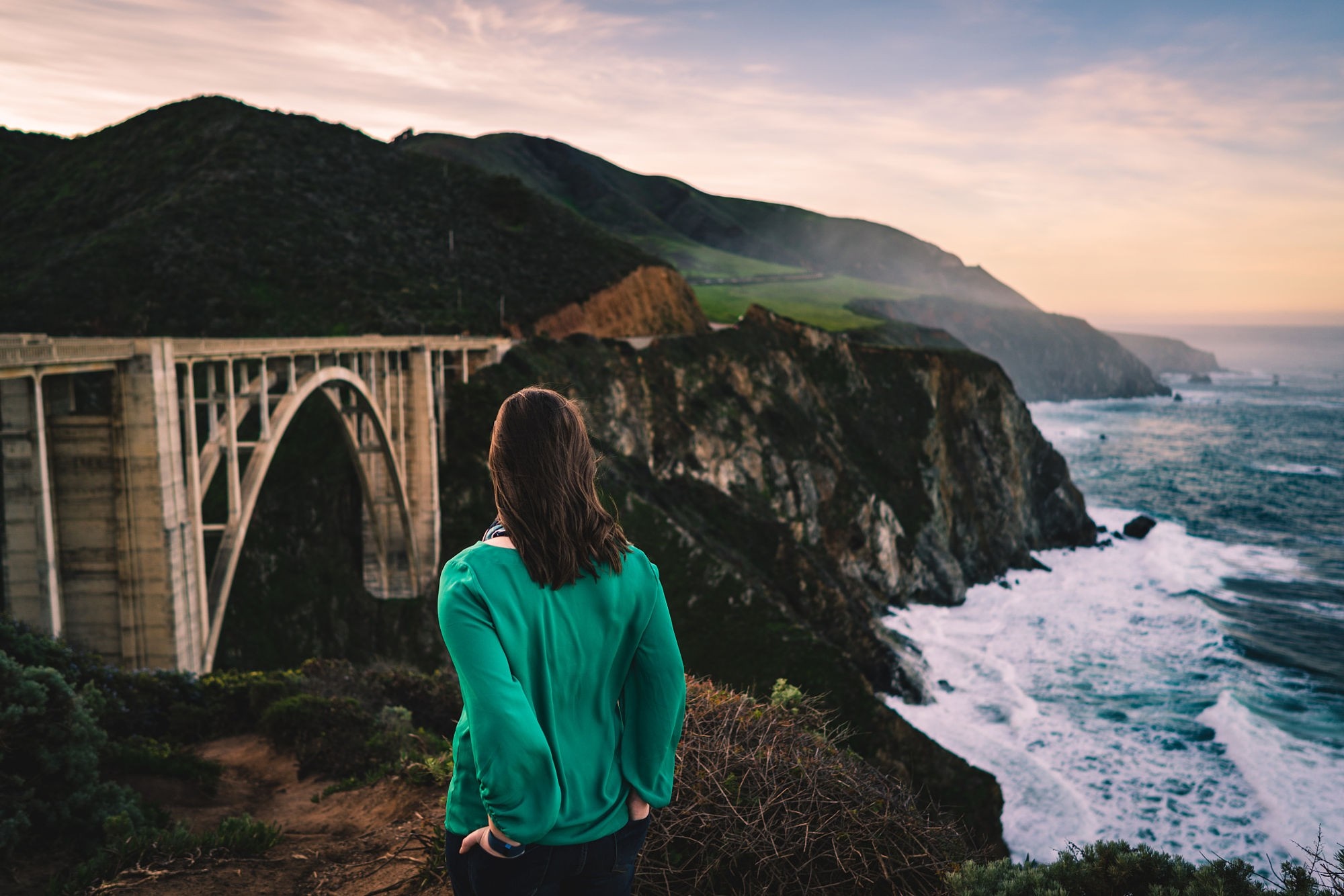 Woman overlooking Bixby Creek Bridge and the Pacific Ocean HD Wallpaper