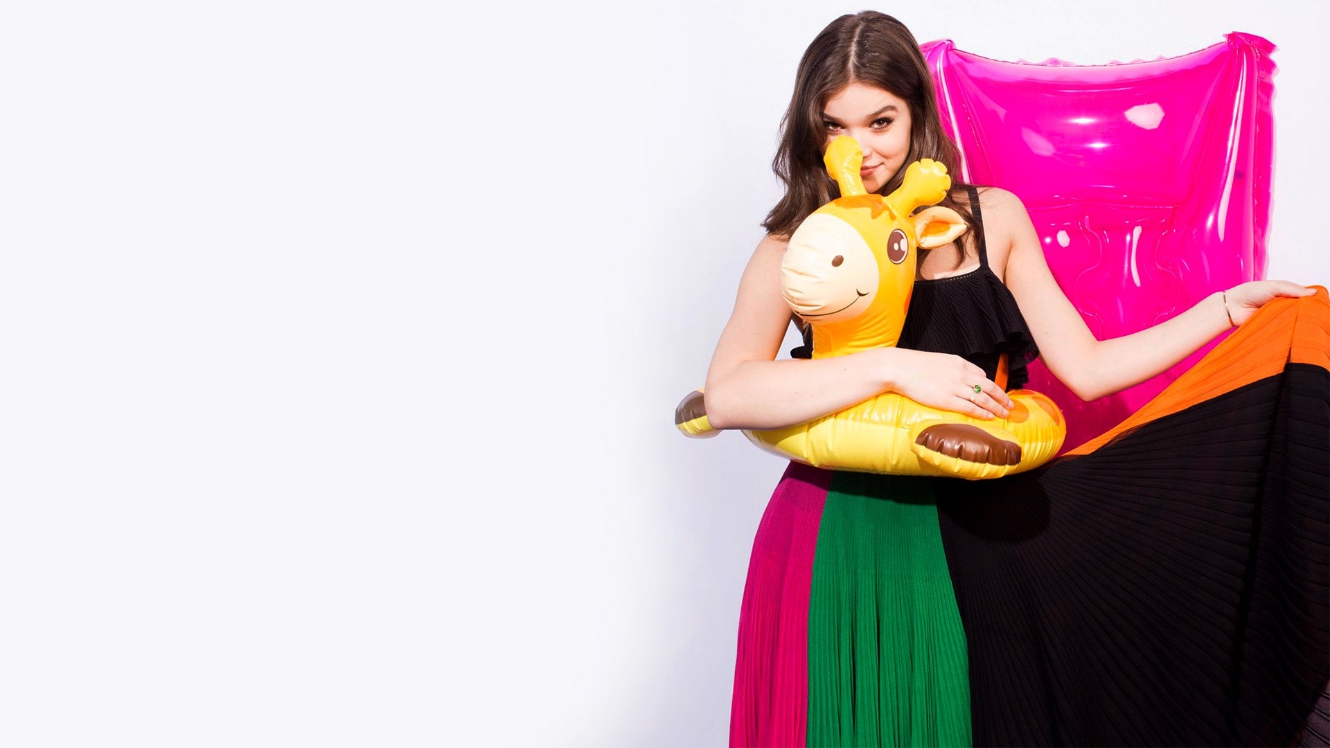 Hailee Steinfeld in Colorful Dress with Inflatable Giraffe HD Wallpaper