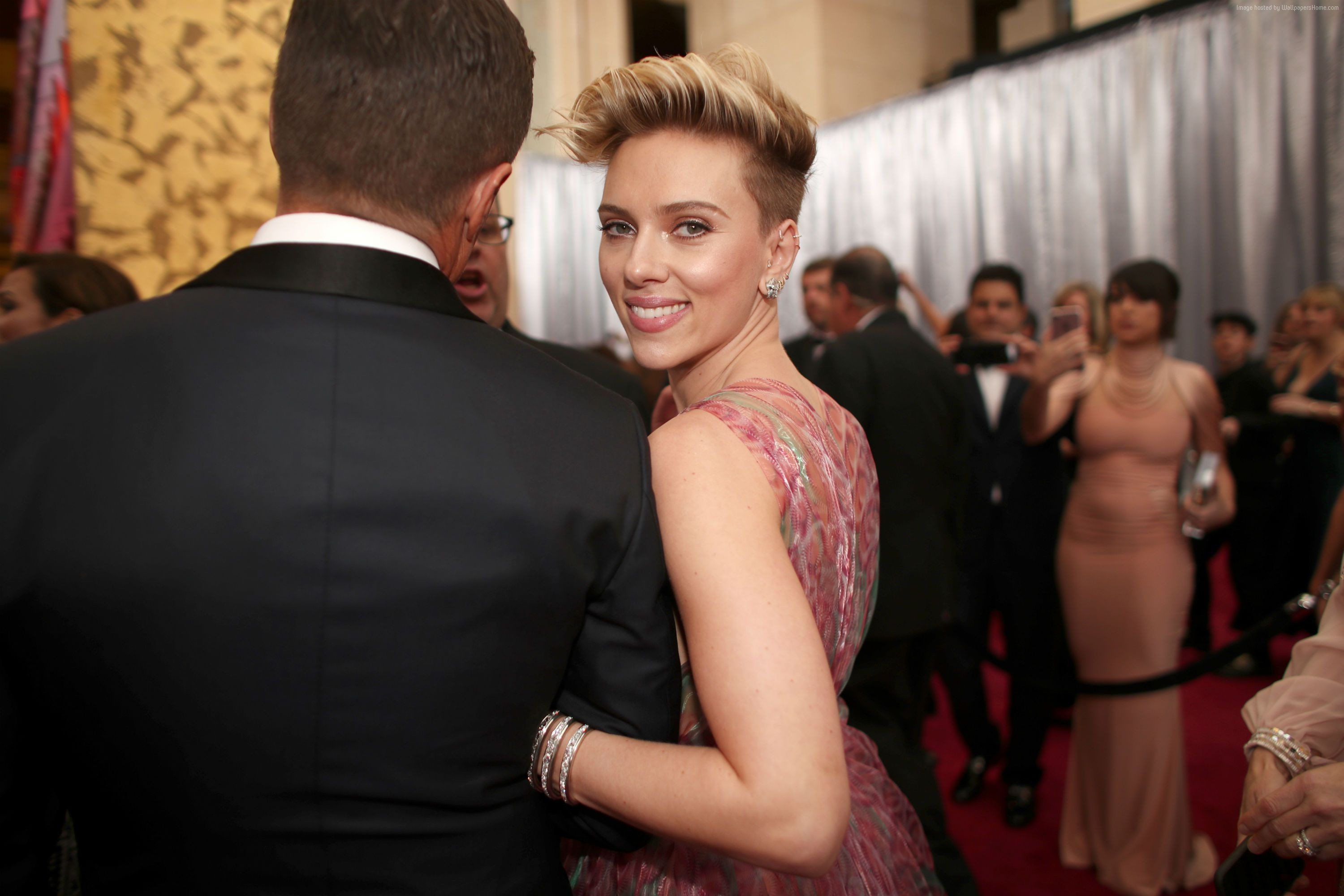 Scarlett Johansson on the red carpet HD Wallpaper