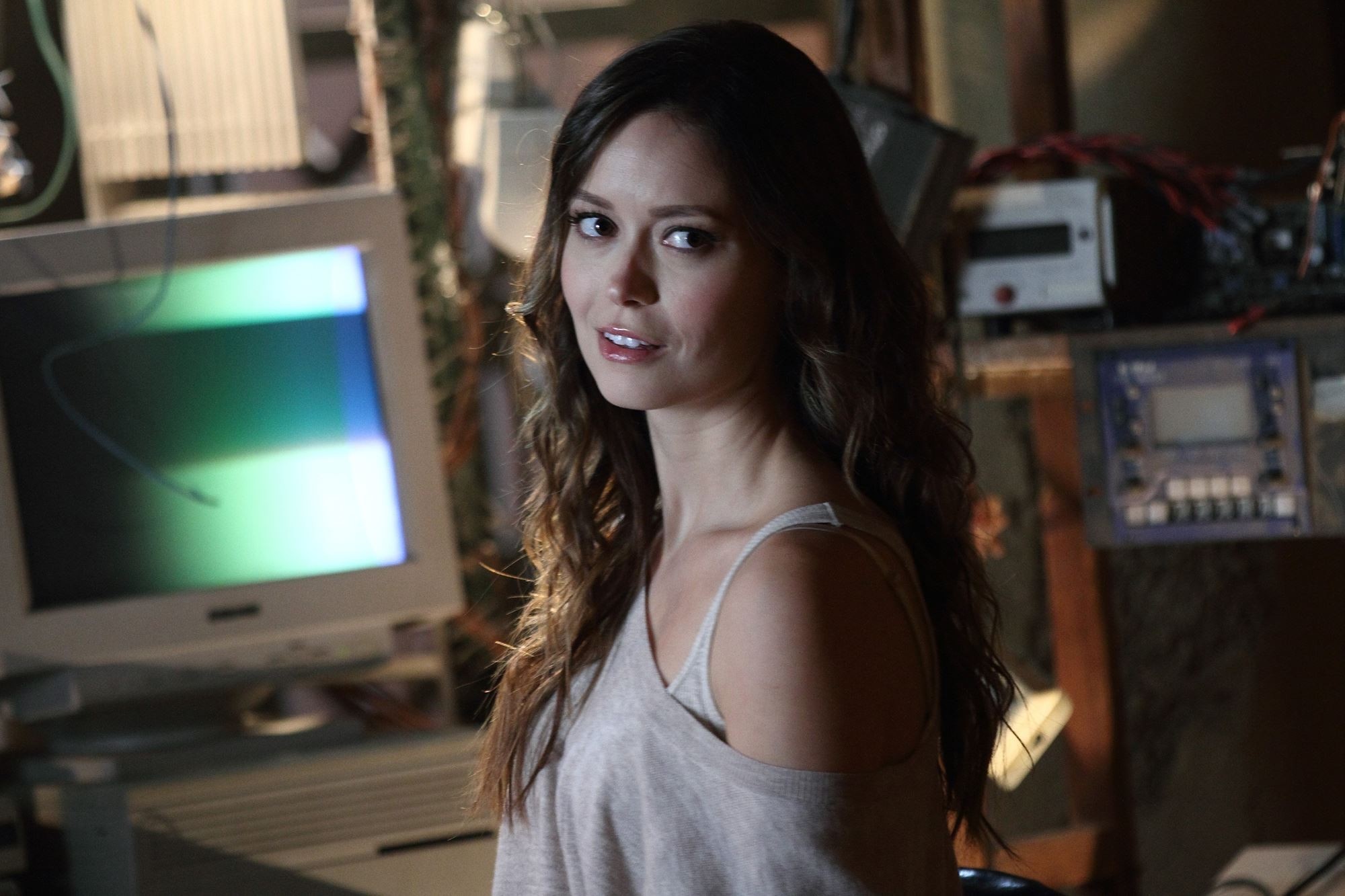 Summer Glau in a science fiction setting HD Wallpaper