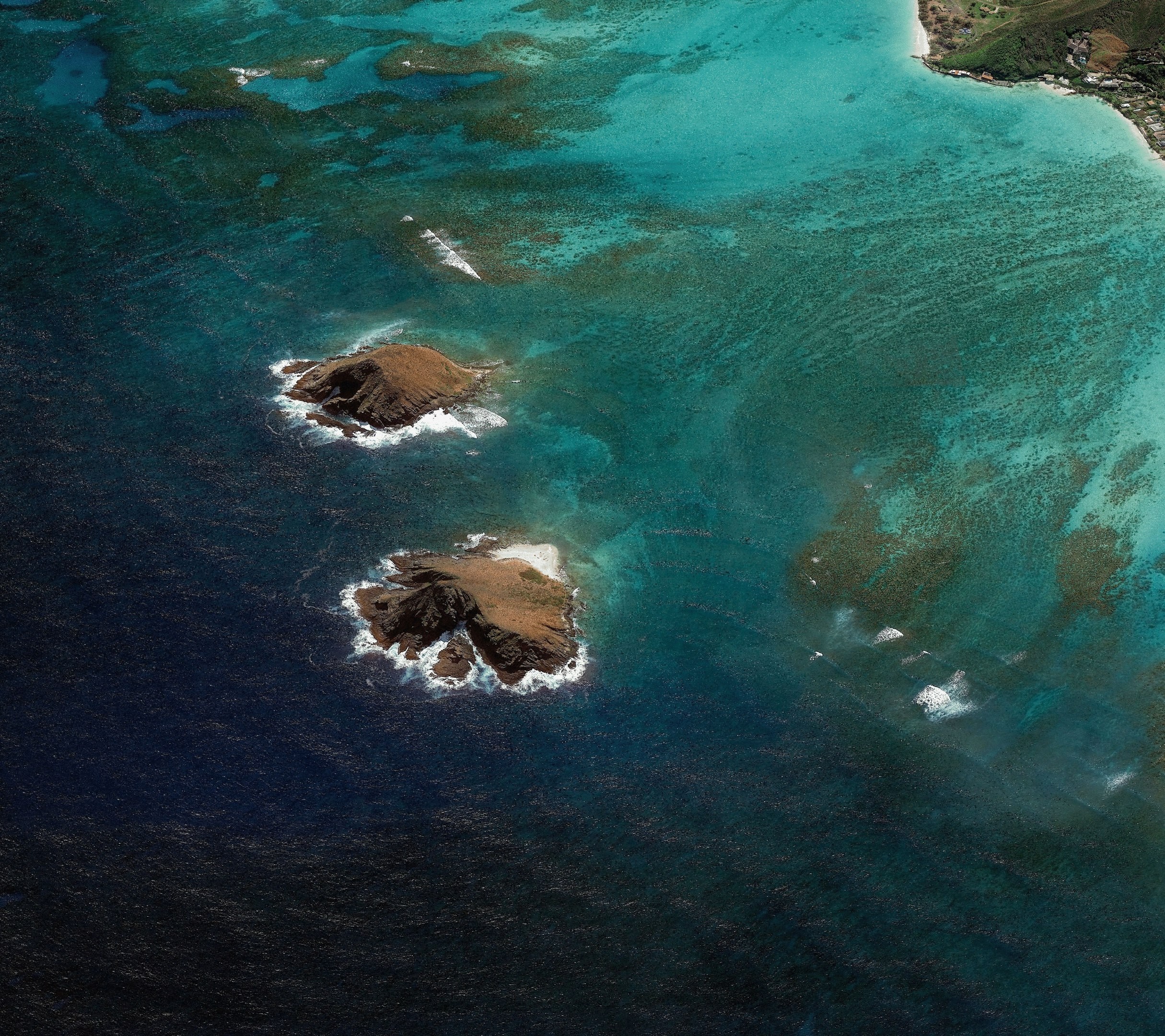Aerial view of islands and coral reefs HD Wallpaper