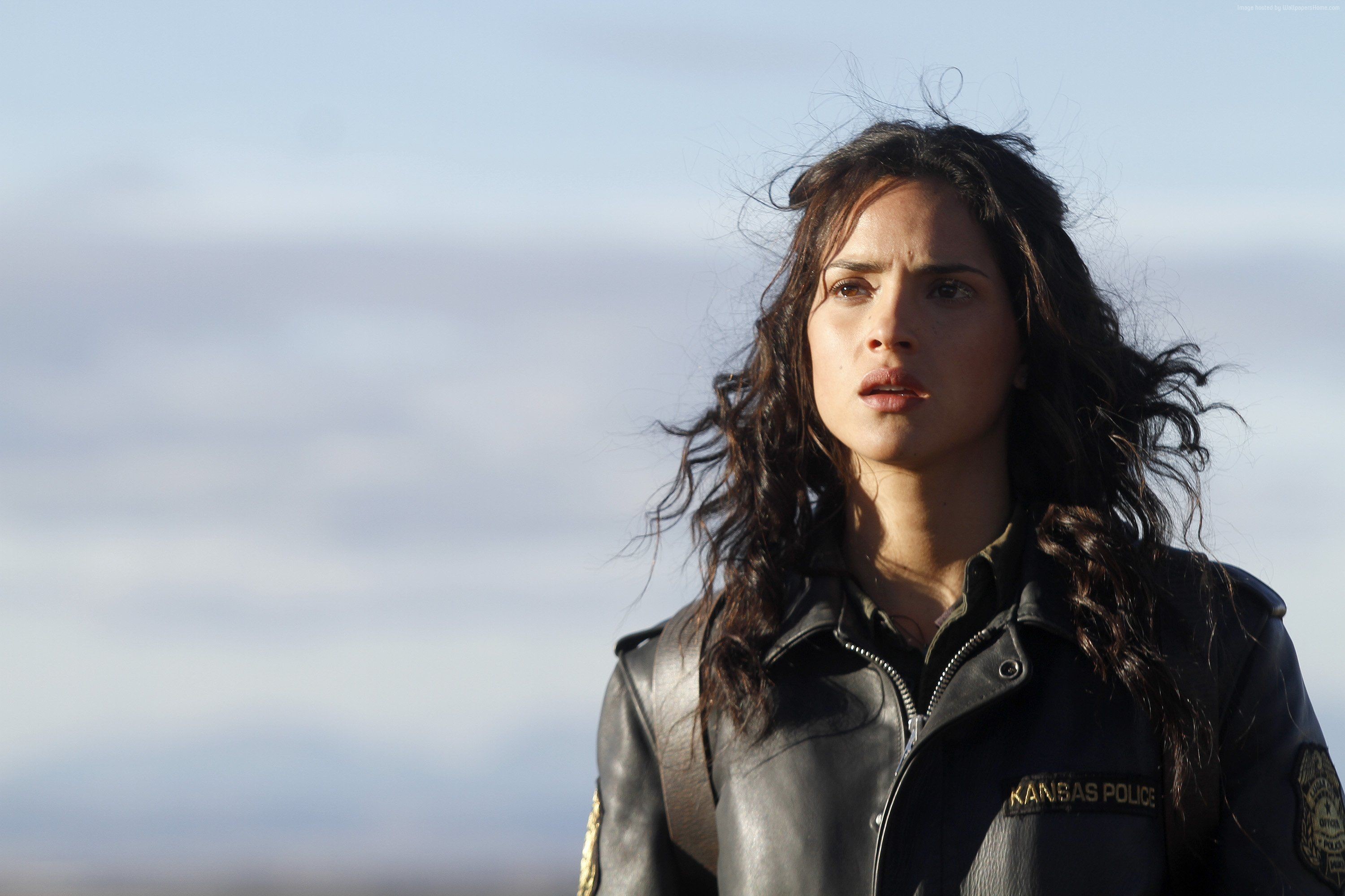 Adria Arjona as Kansas Police Officer HD Wallpaper