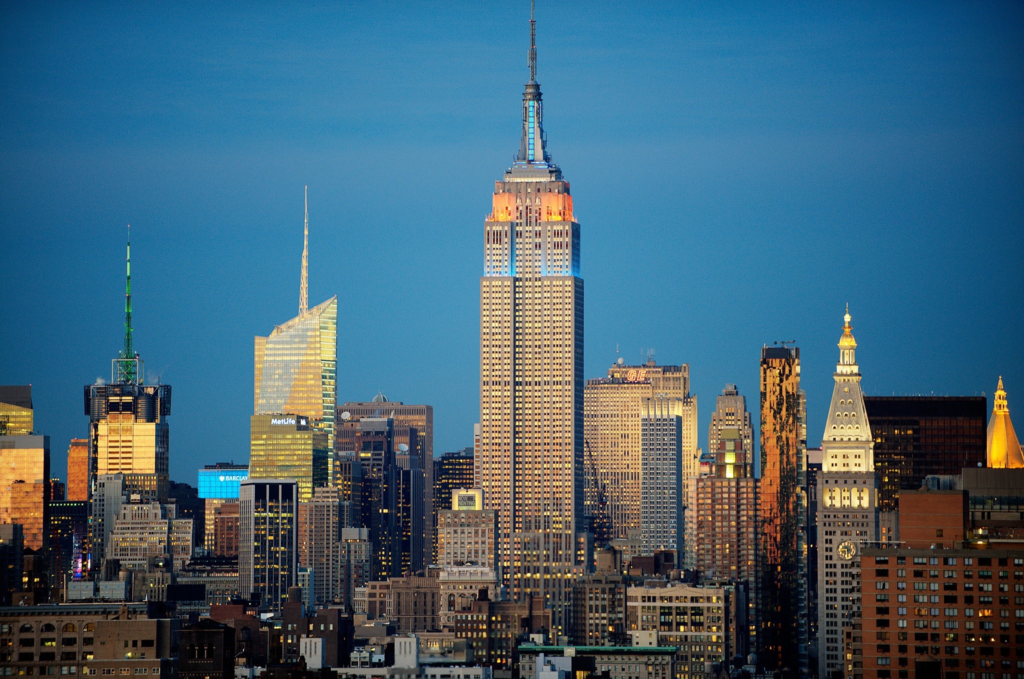 New York City skyline at dusk with Empire State Building HD Wallpaper