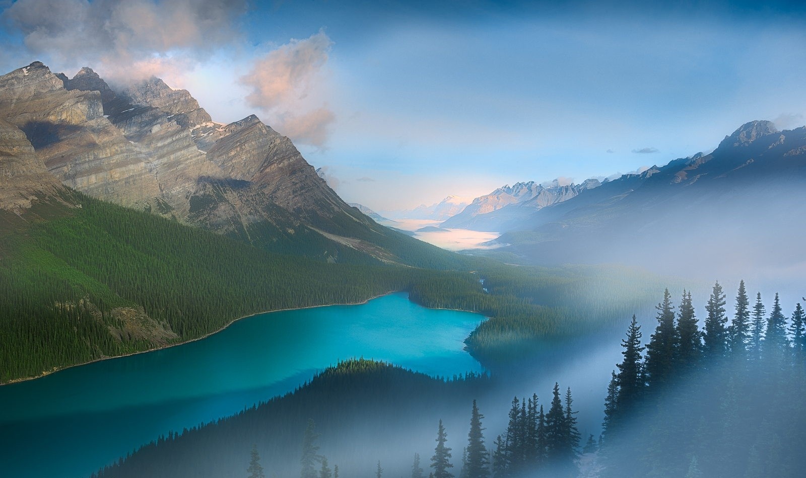 Turquoise lake and mountains in Banff National Park HD Wallpaper