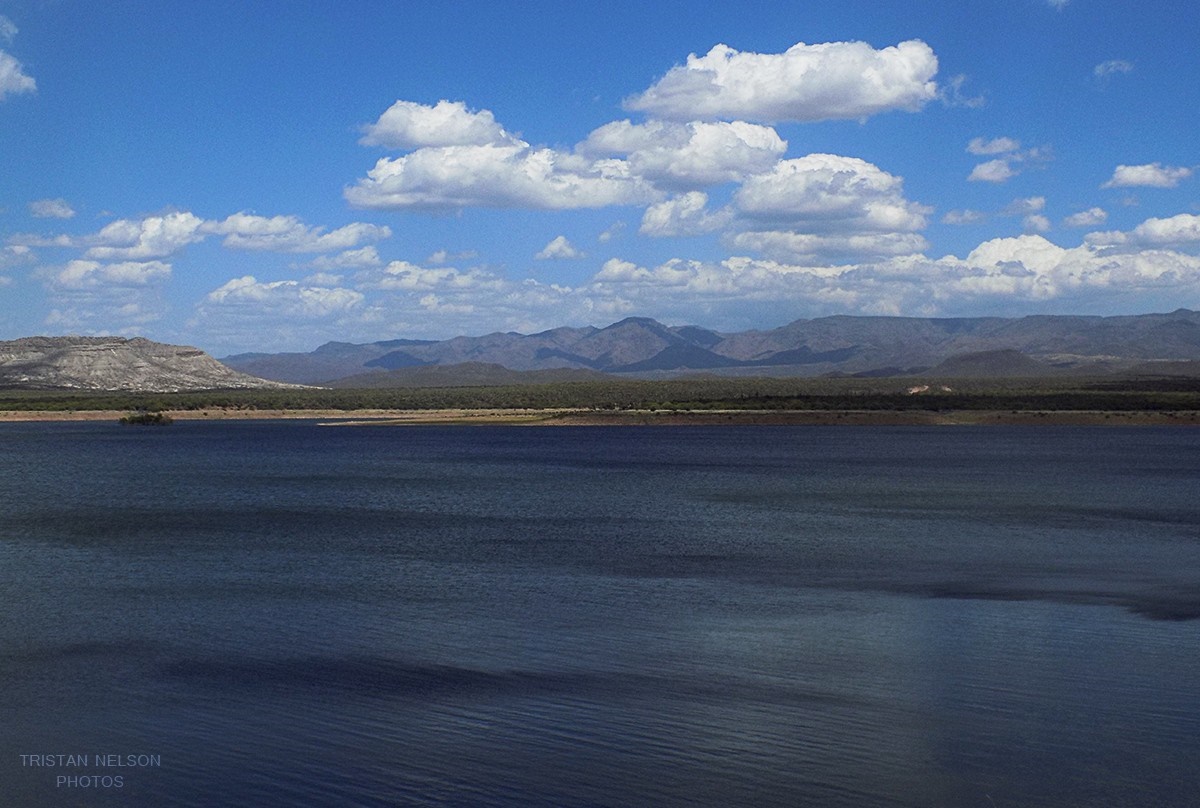 Reservoir with mountains and clouds in Arizona HD Wallpaper