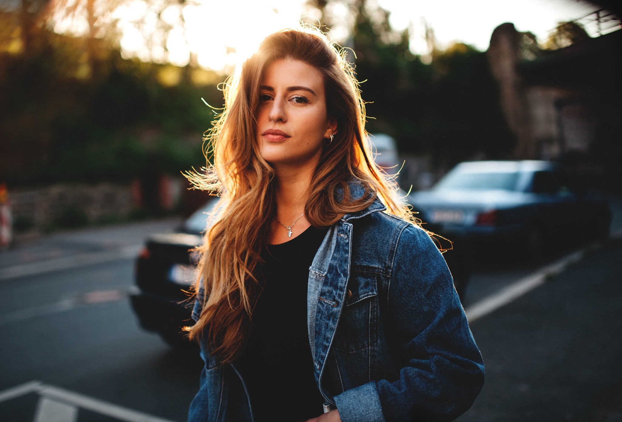Woman in denim jacket with sun flare HD Wallpaper