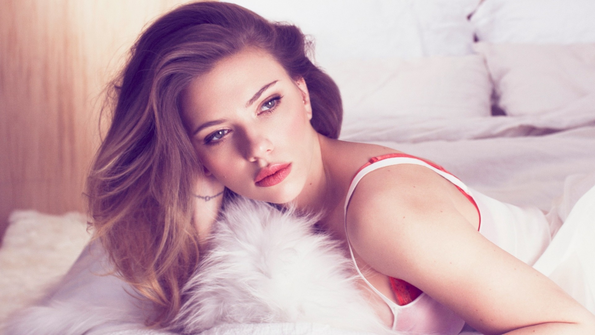Scarlett Johansson lying on a bed HD Wallpaper
