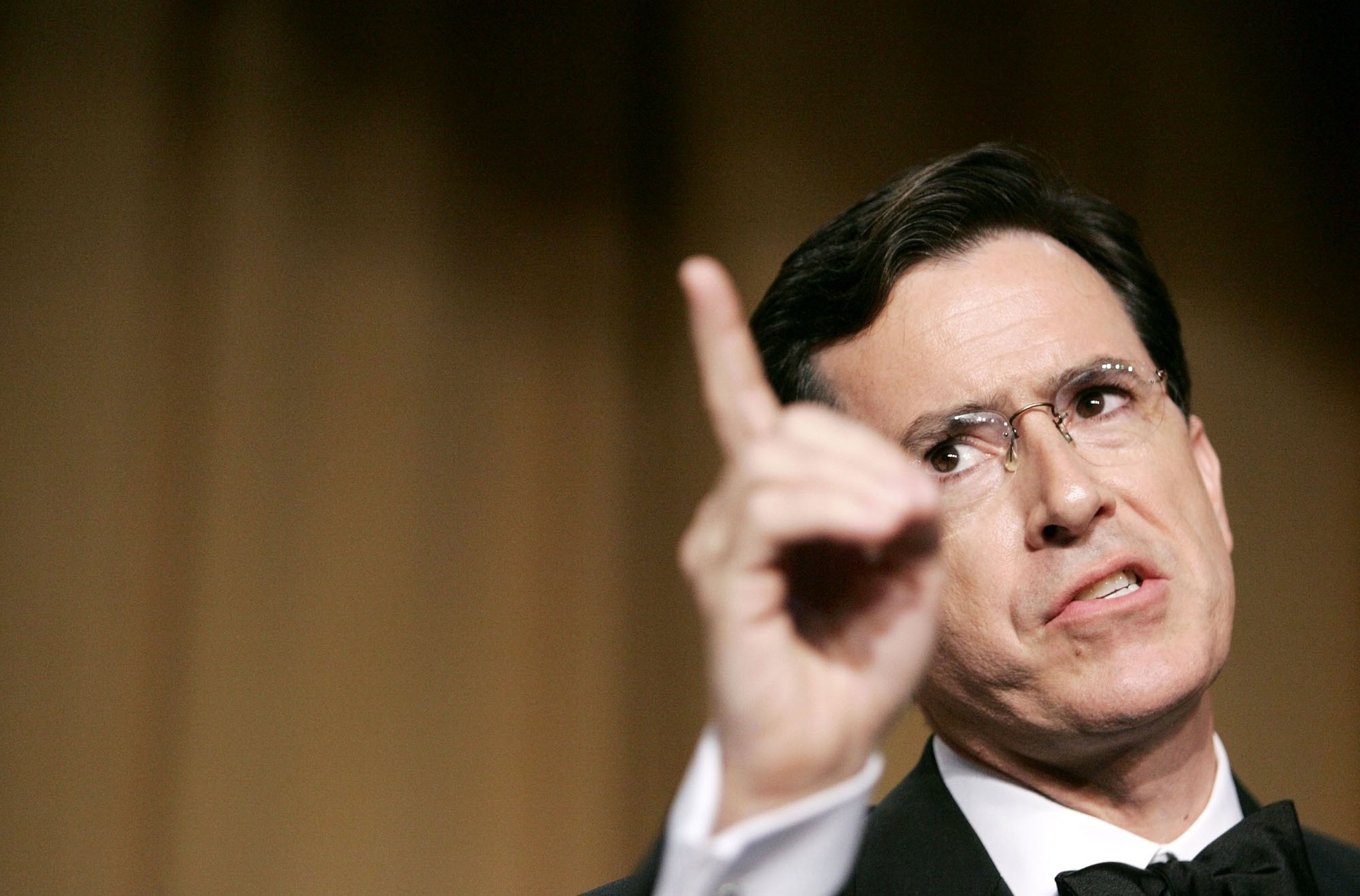 Stephen Colbert wearing glasses and a bow tie HD Wallpaper