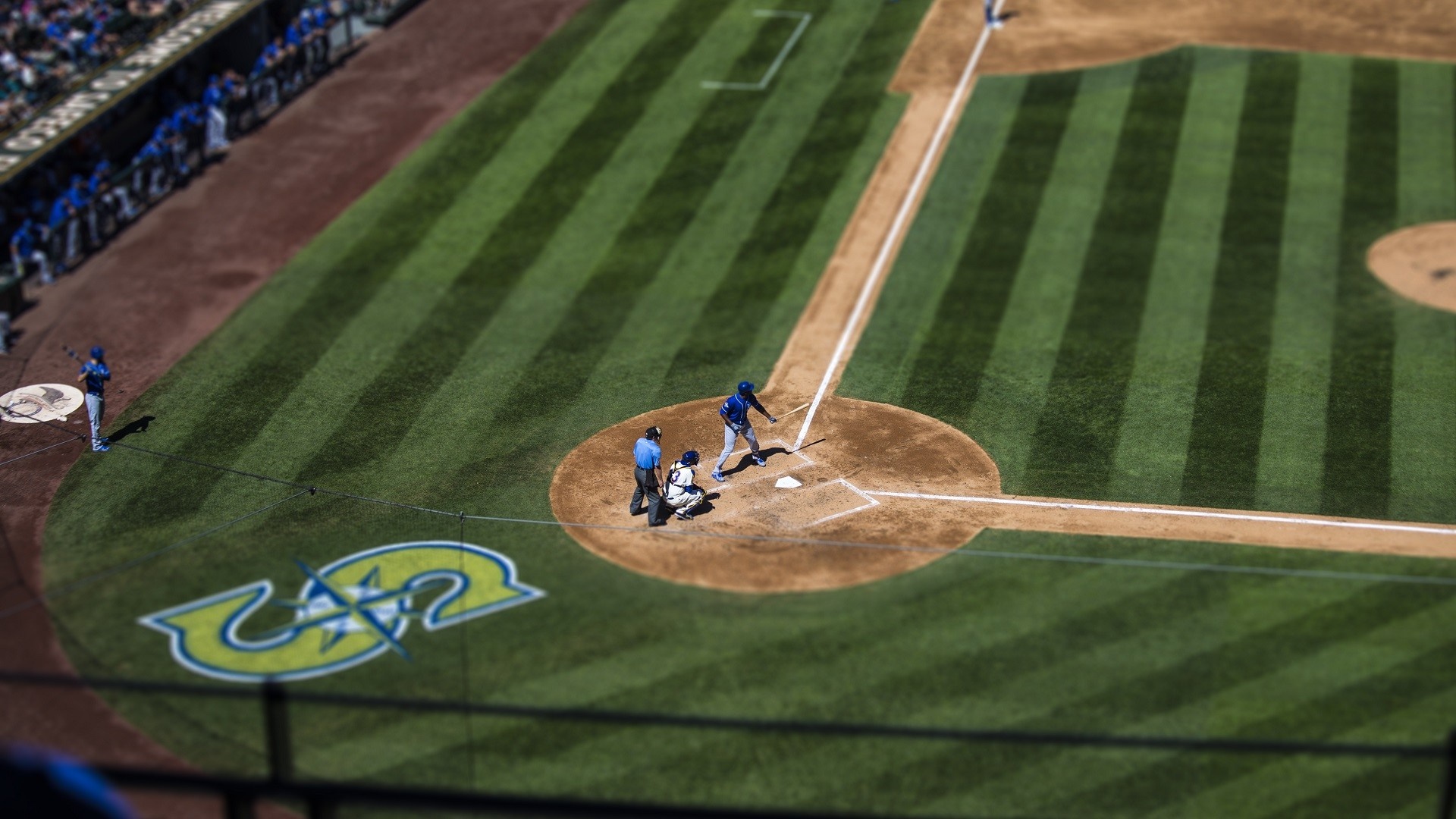Baseball game with batter, catcher, and umpire on field HD Wallpaper