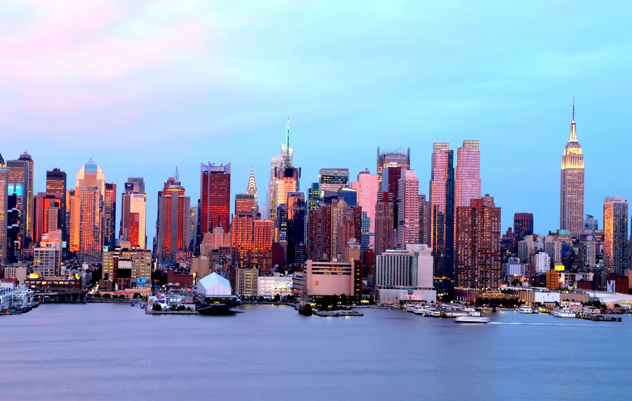 New York City skyline at dusk with Empire State Building HD Wallpaper