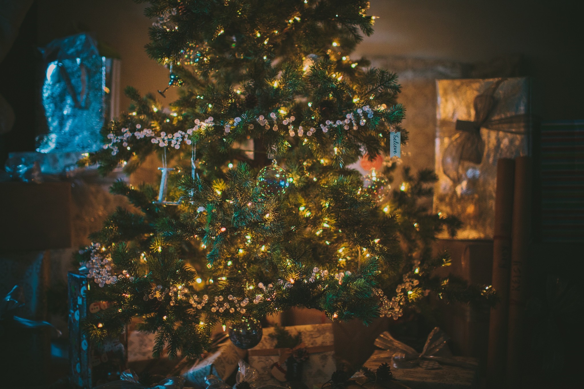Christmas tree with lights and gifts HD Wallpaper