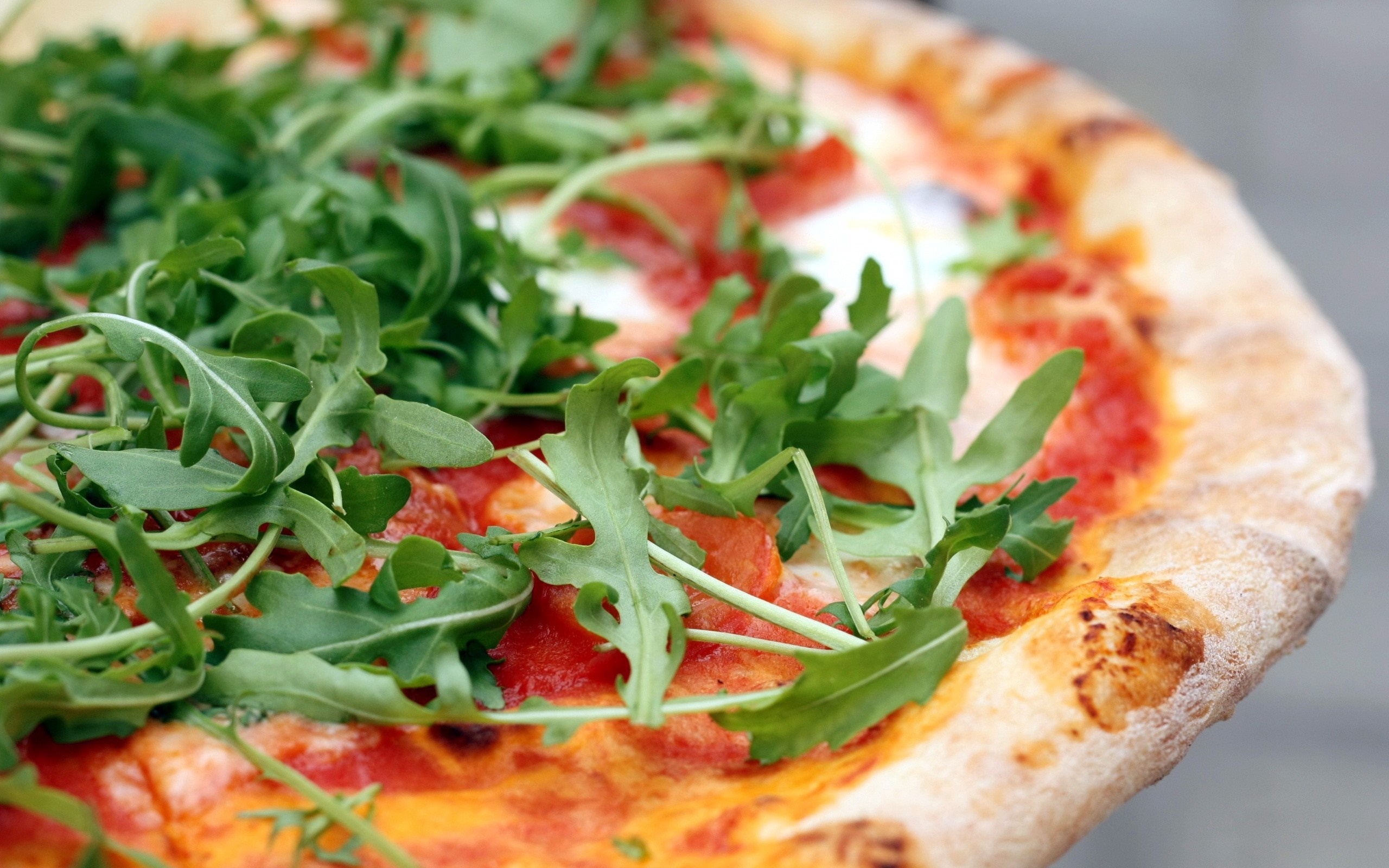 Pizza with arugula and tomato HD Wallpaper