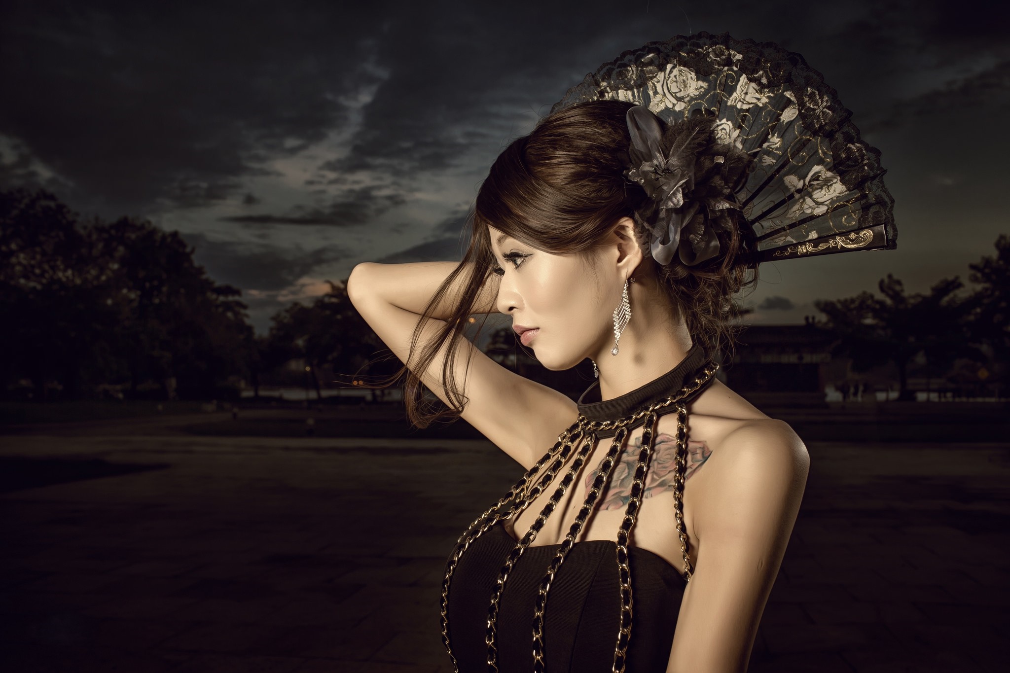 Woman in black dress with fan and chains HD Wallpaper