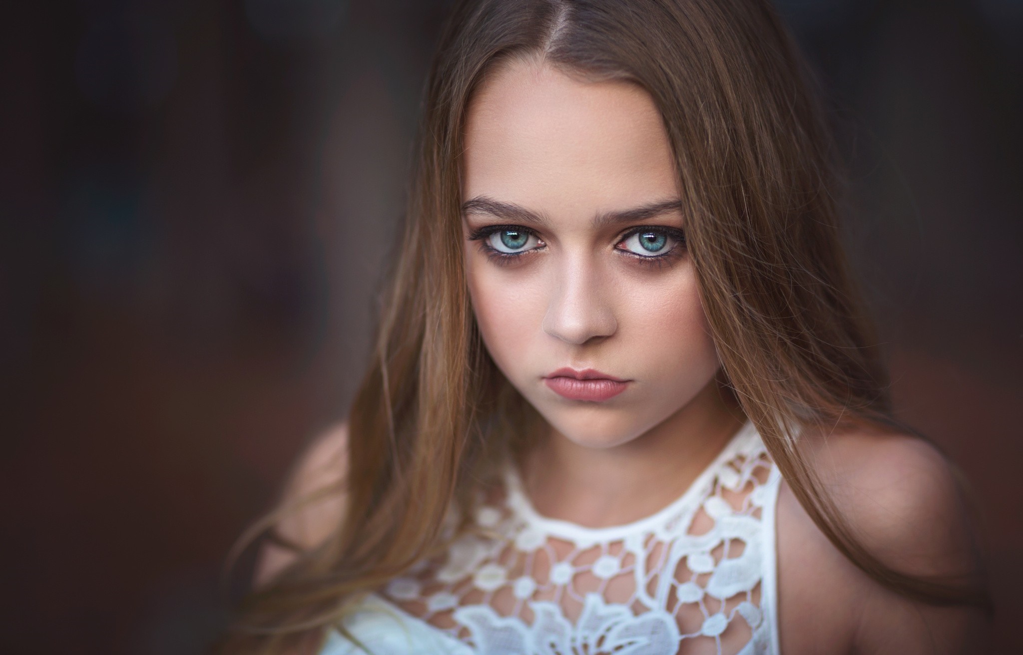 Young woman with blue eyes and long brown hair HD Wallpaper
