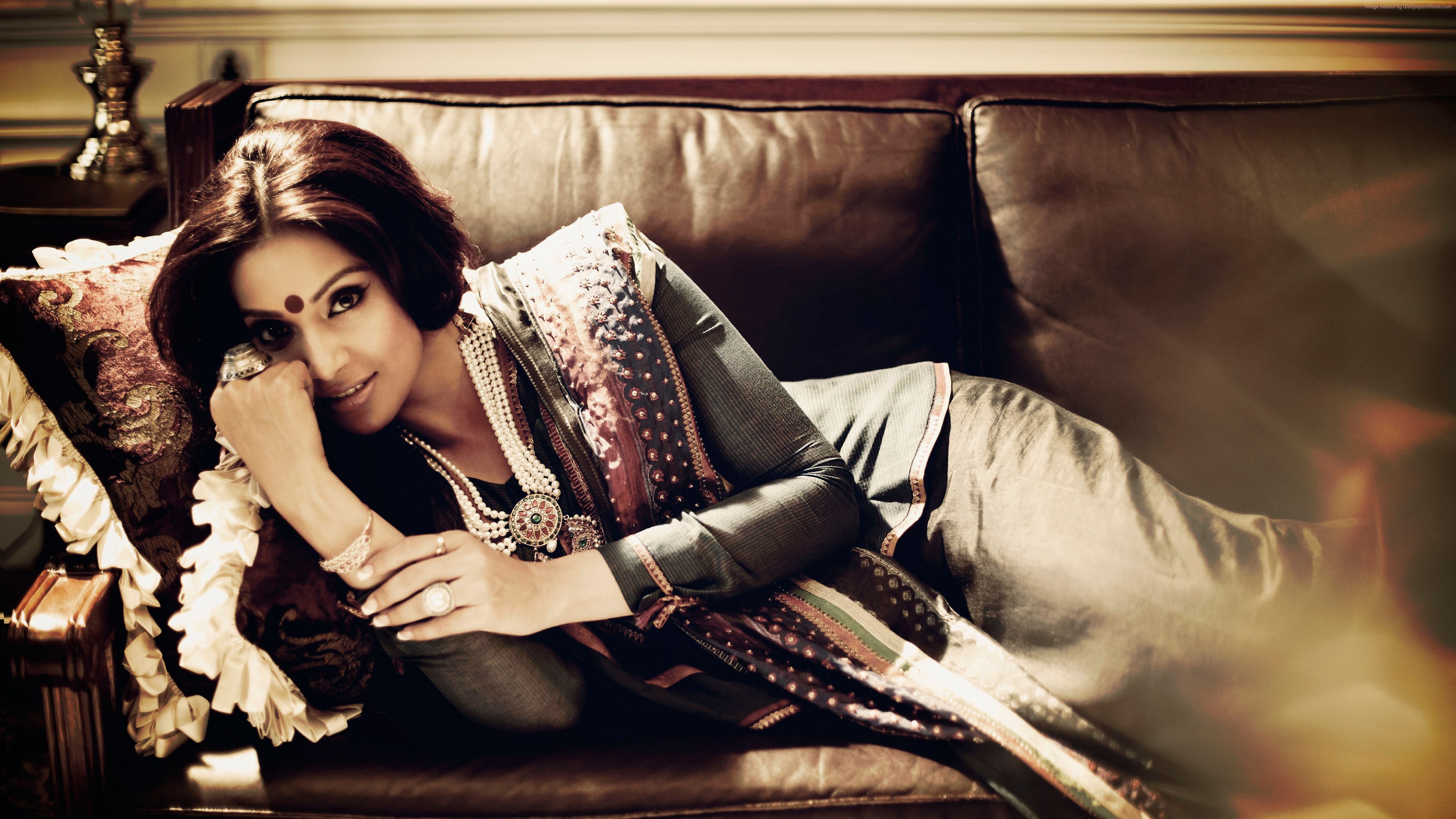Bipasha Basu in traditional Indian attire HD Wallpaper