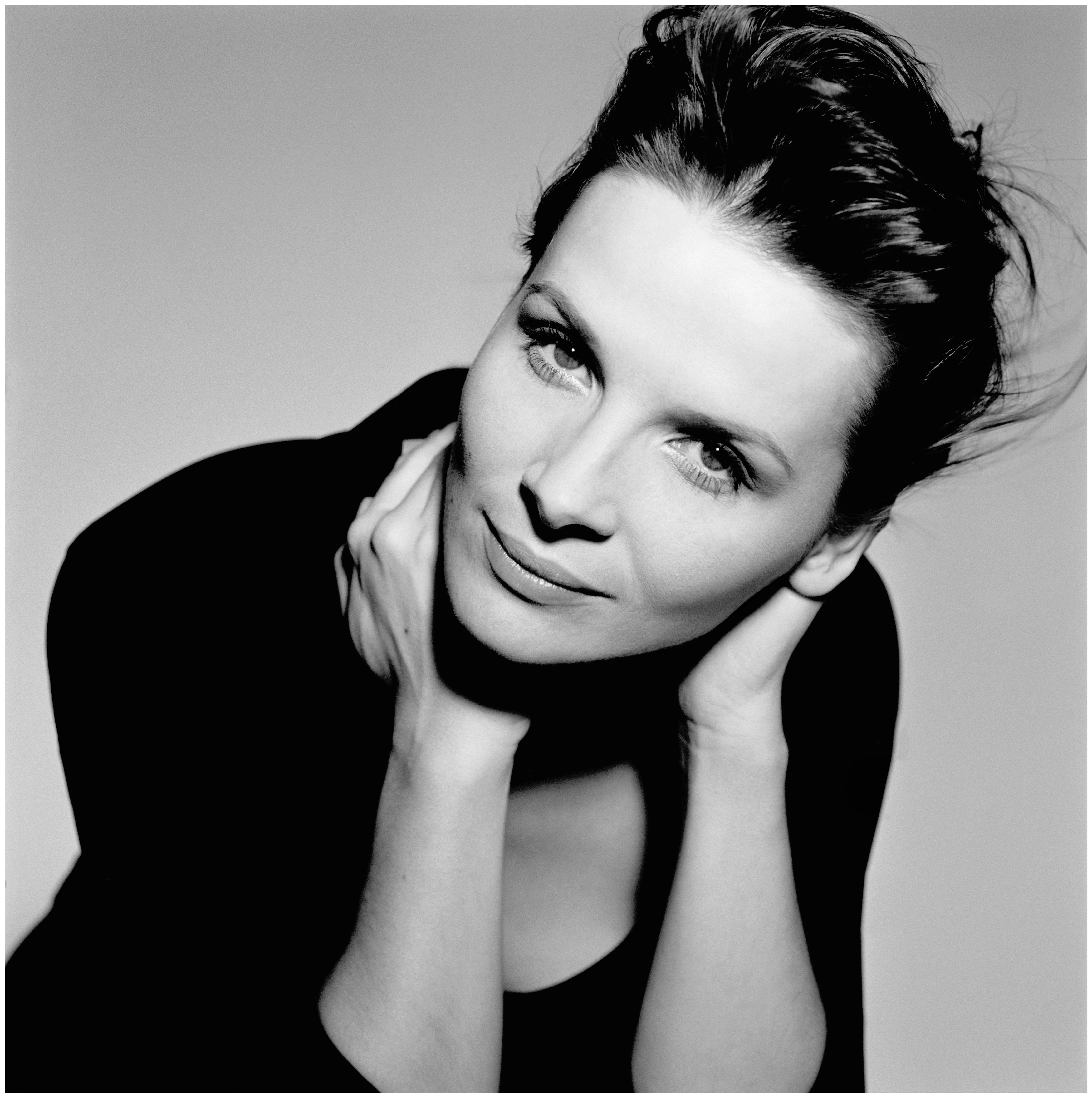 Juliette Binoche portrait photography HD Wallpaper