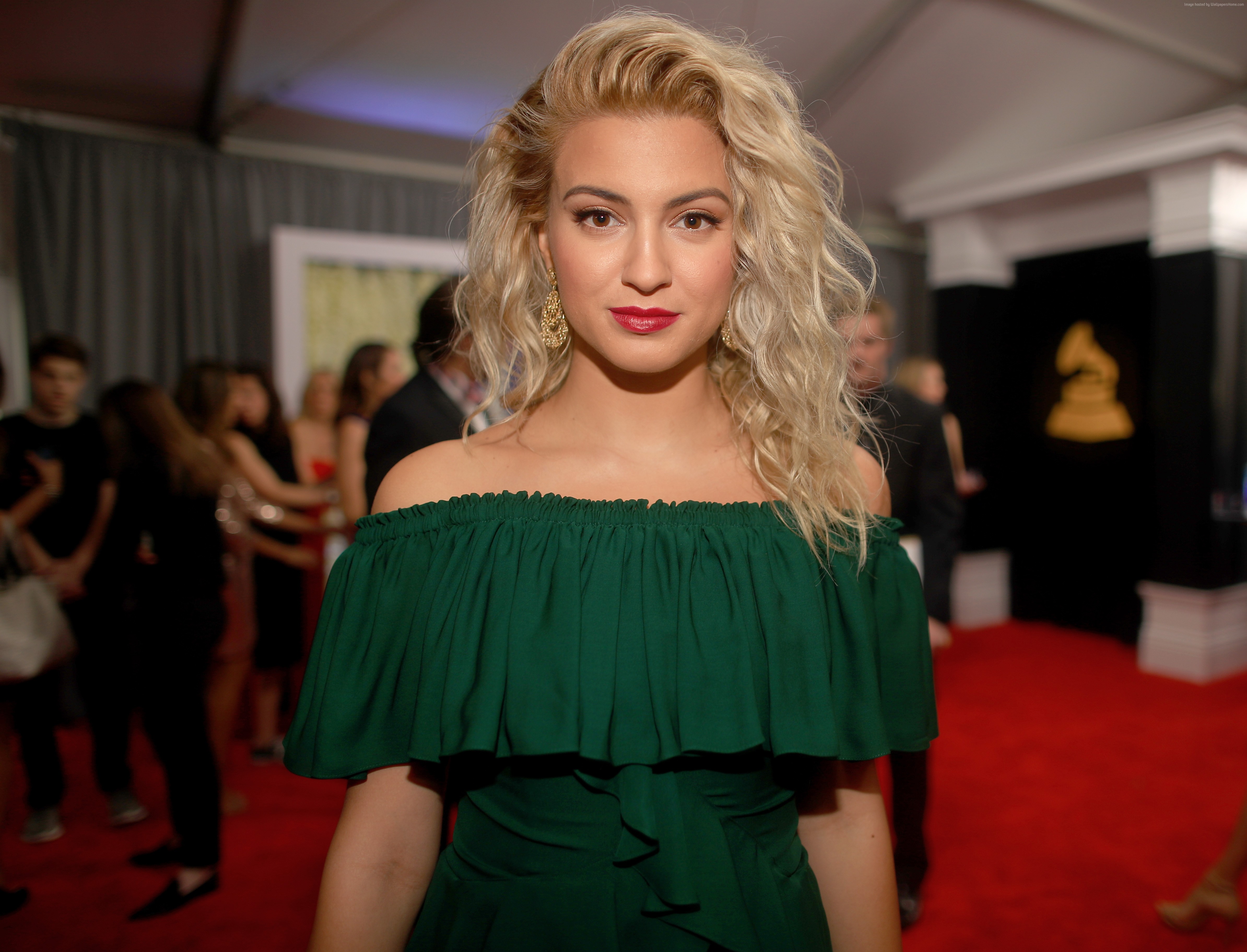 Tori Kelly on Red Carpet HD Wallpaper