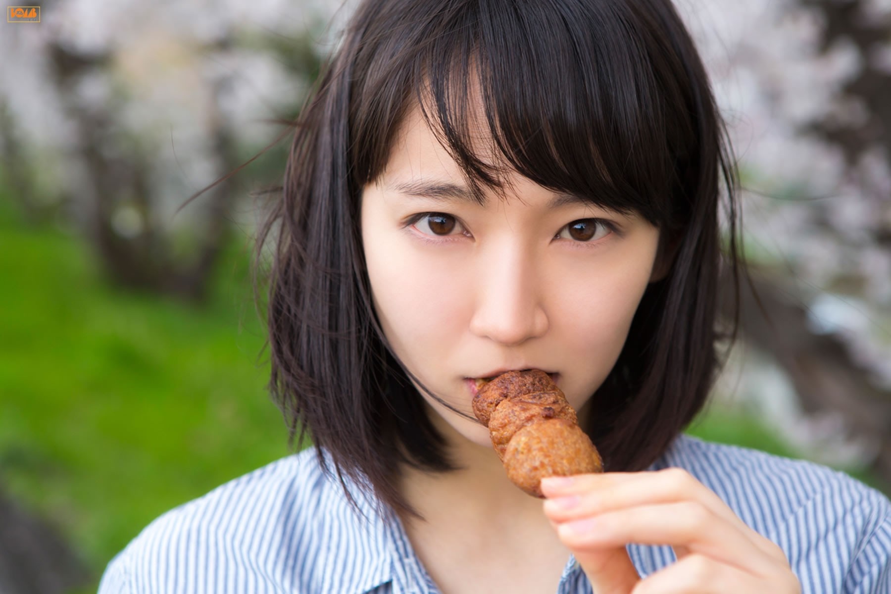 Riho Yoshioka eating dango outdoors HD Wallpaper
