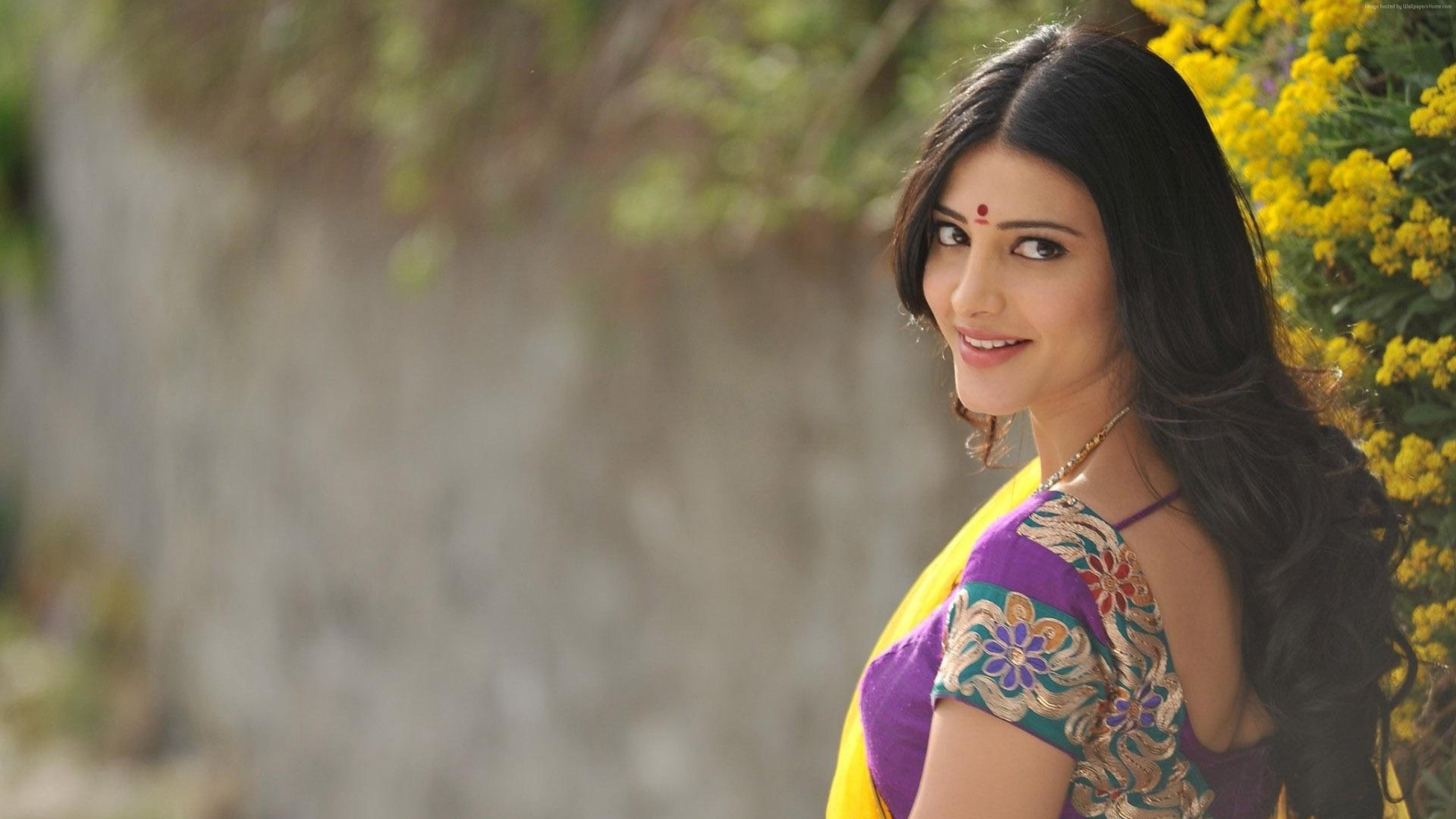 Shruti Haasan in traditional Indian attire HD Wallpaper
