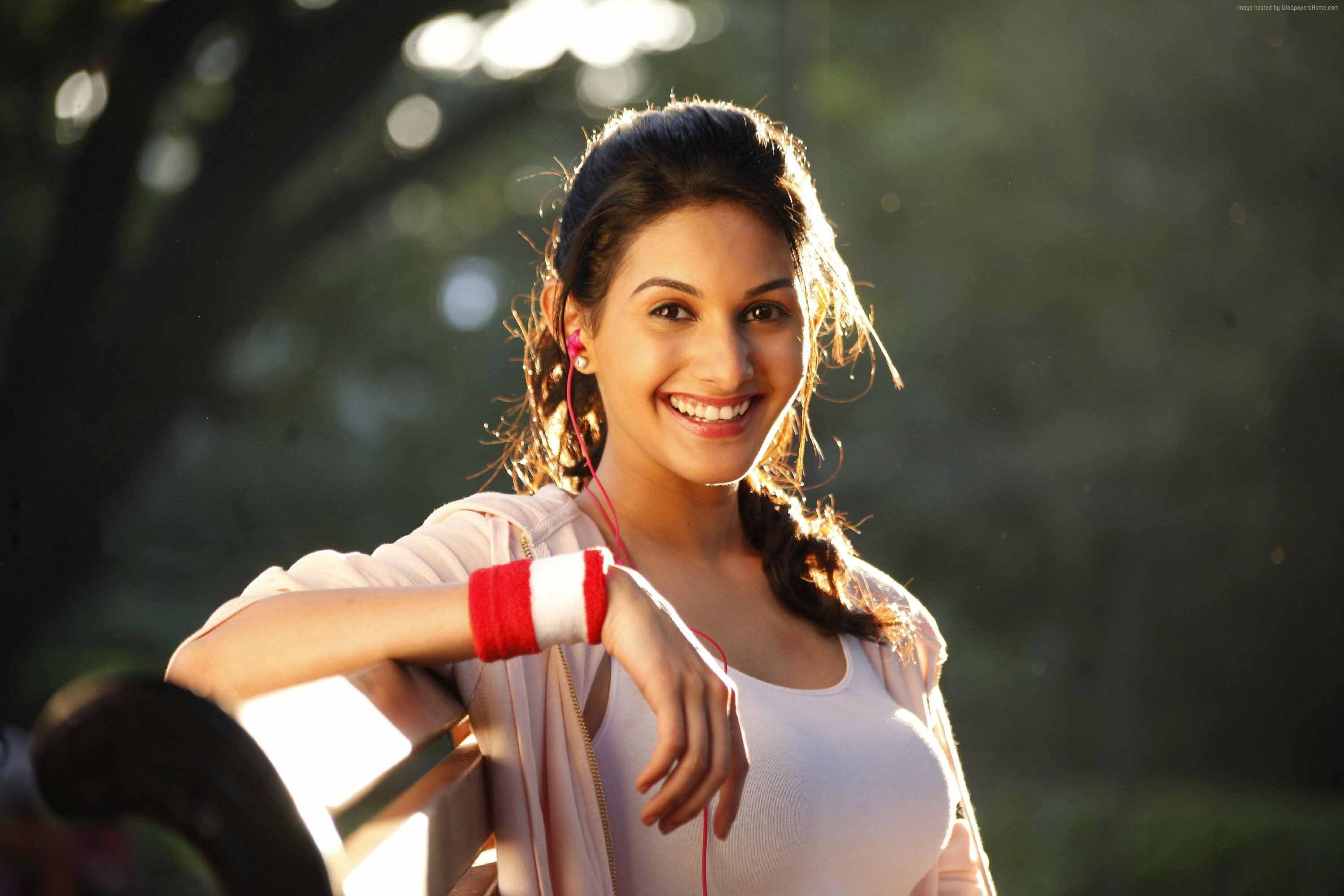 Amyra Dastur in 4K HD Wallpaper