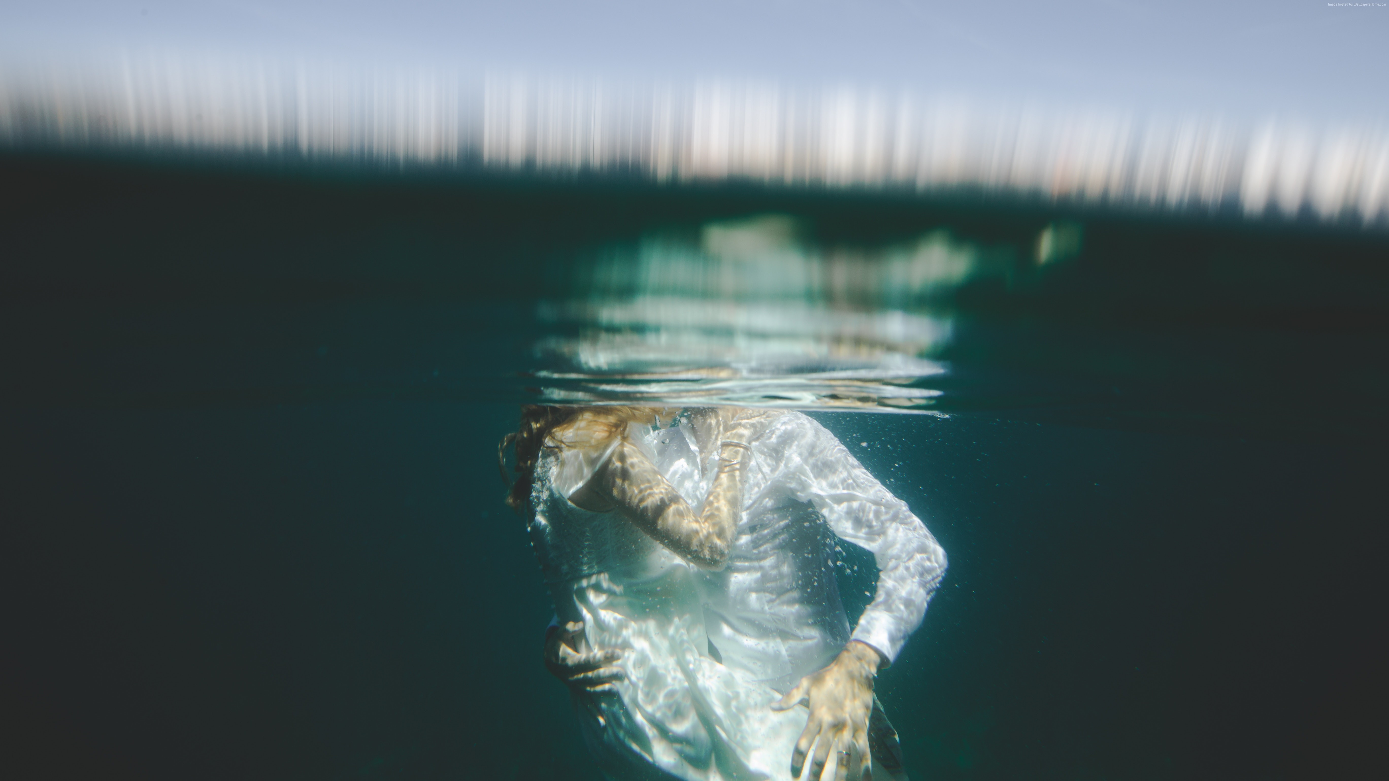 Couple kissing underwater in white clothing HD Wallpaper