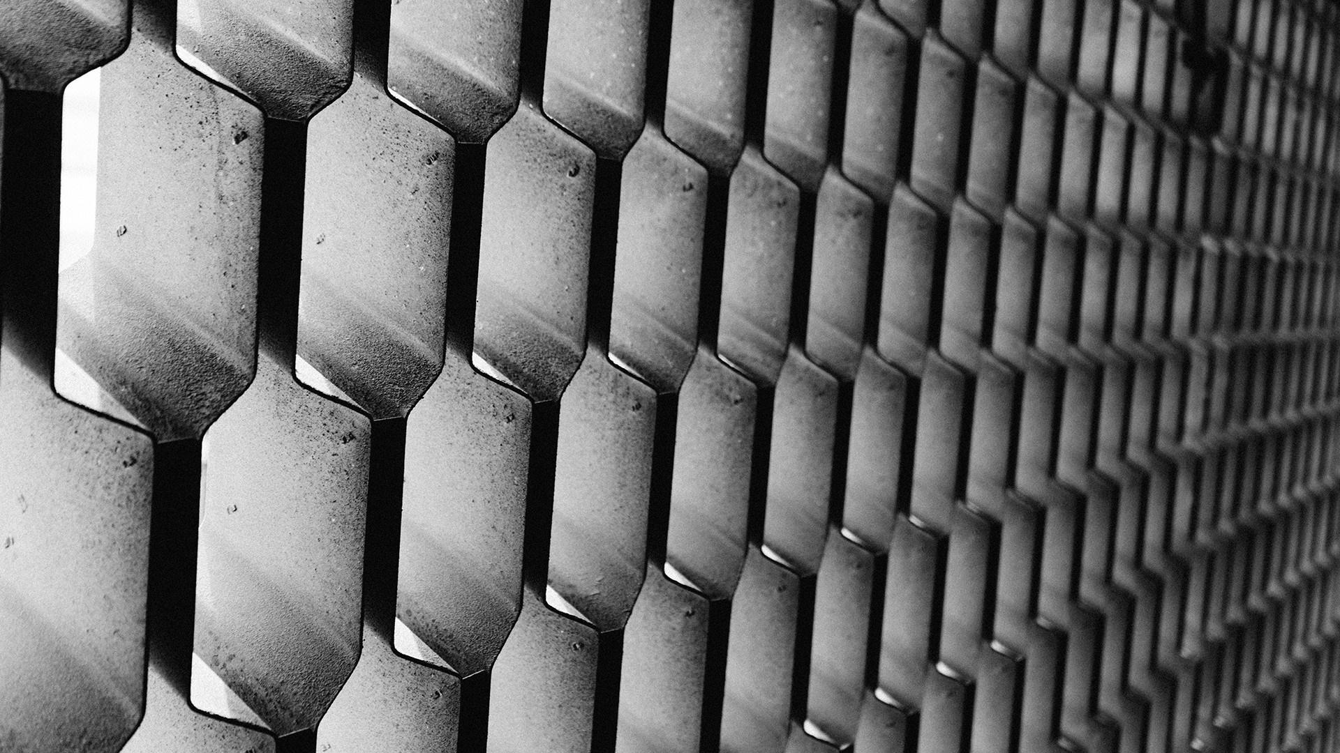 Monochrome close-up of a metal honeycomb pattern HD Wallpaper