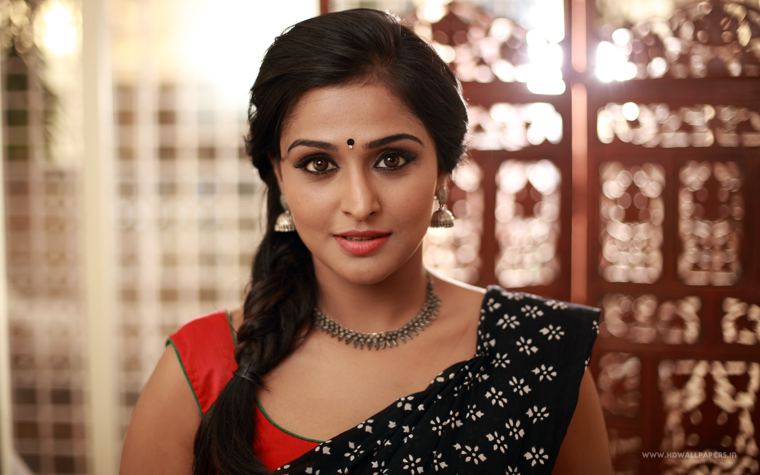 Woman with black hair and traditional Indian attire HD Wallpaper
