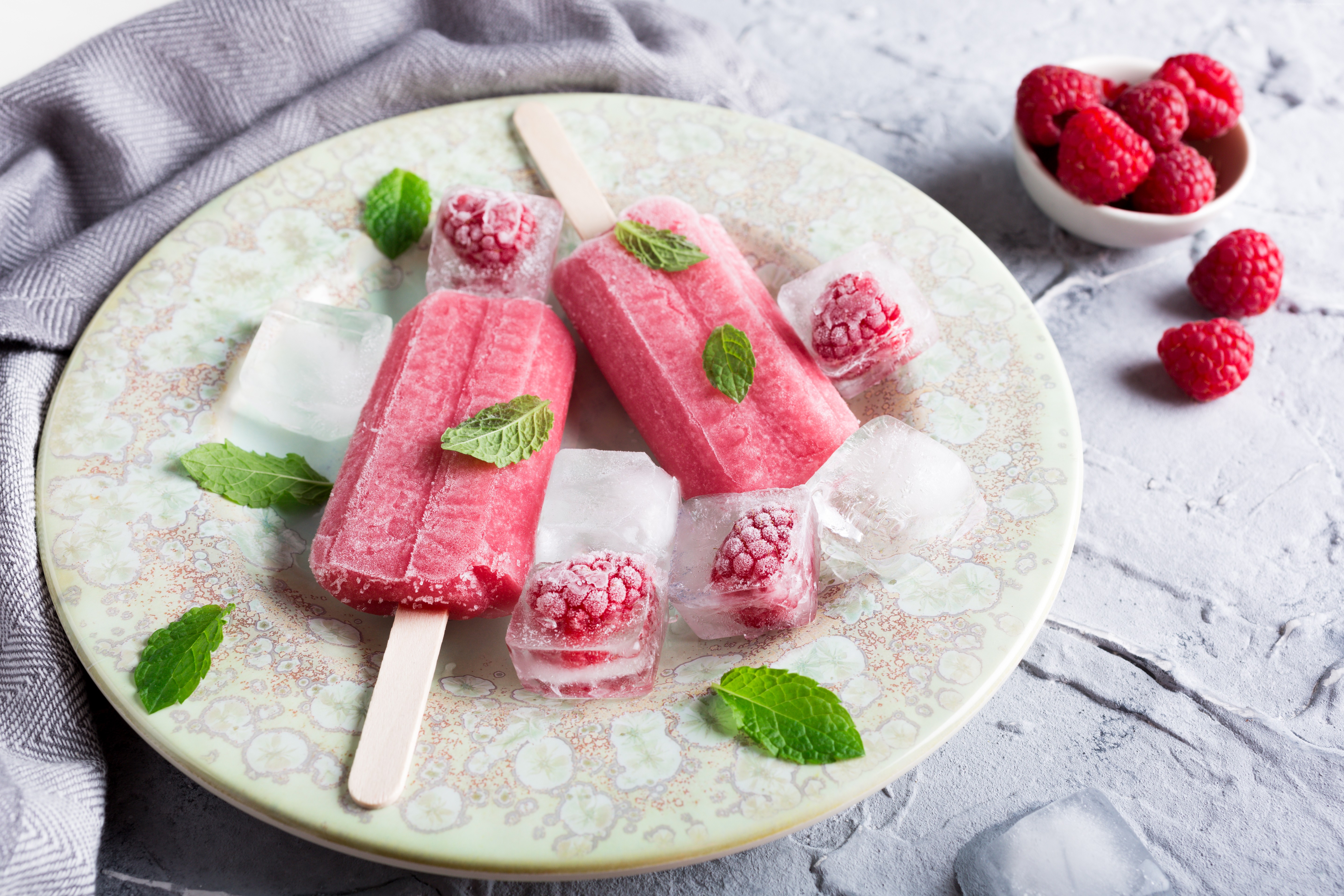 Raspberry popsicles with ice and mint HD Wallpaper