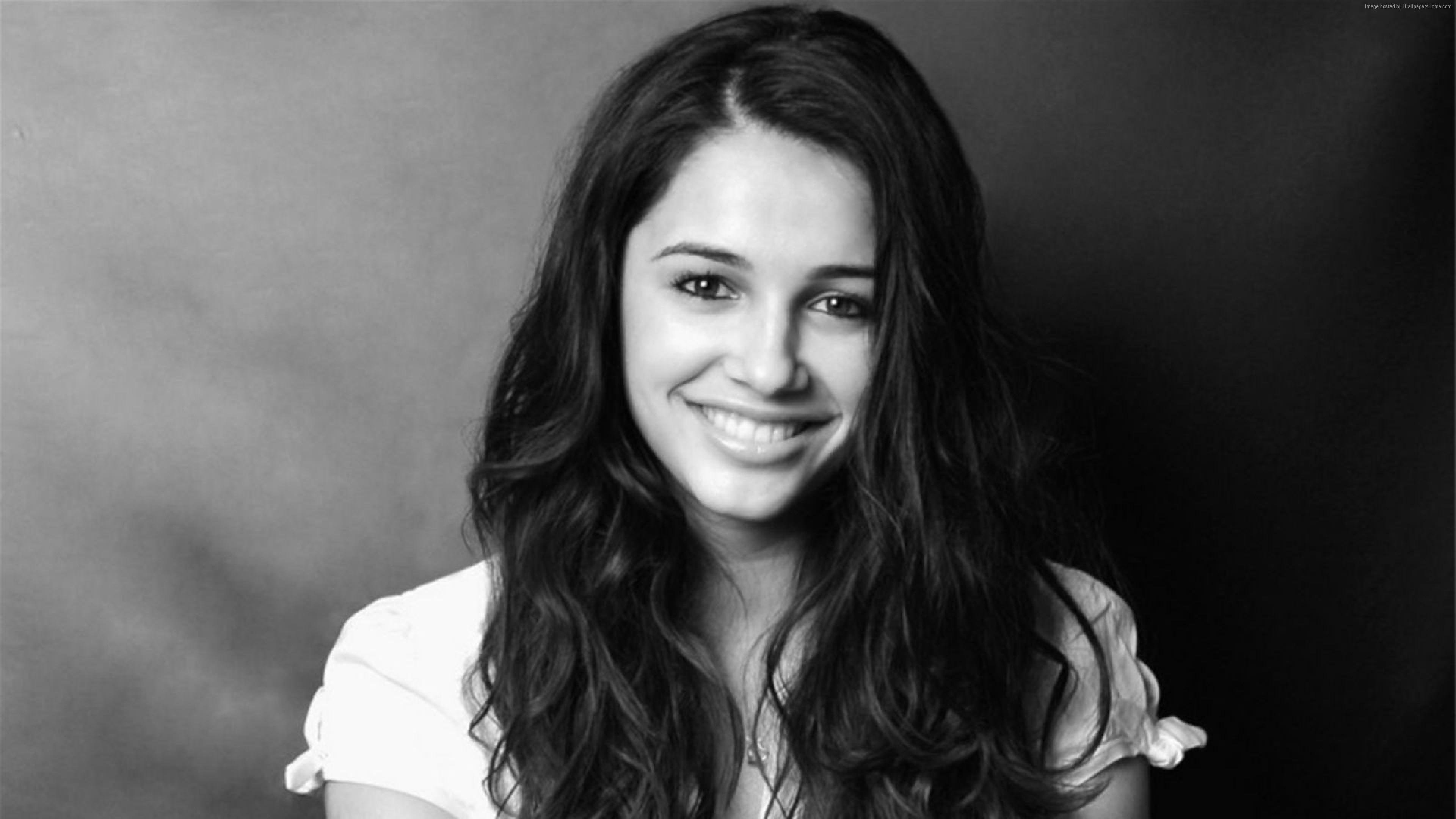 Naomi Scott 4K HD Wallpaper