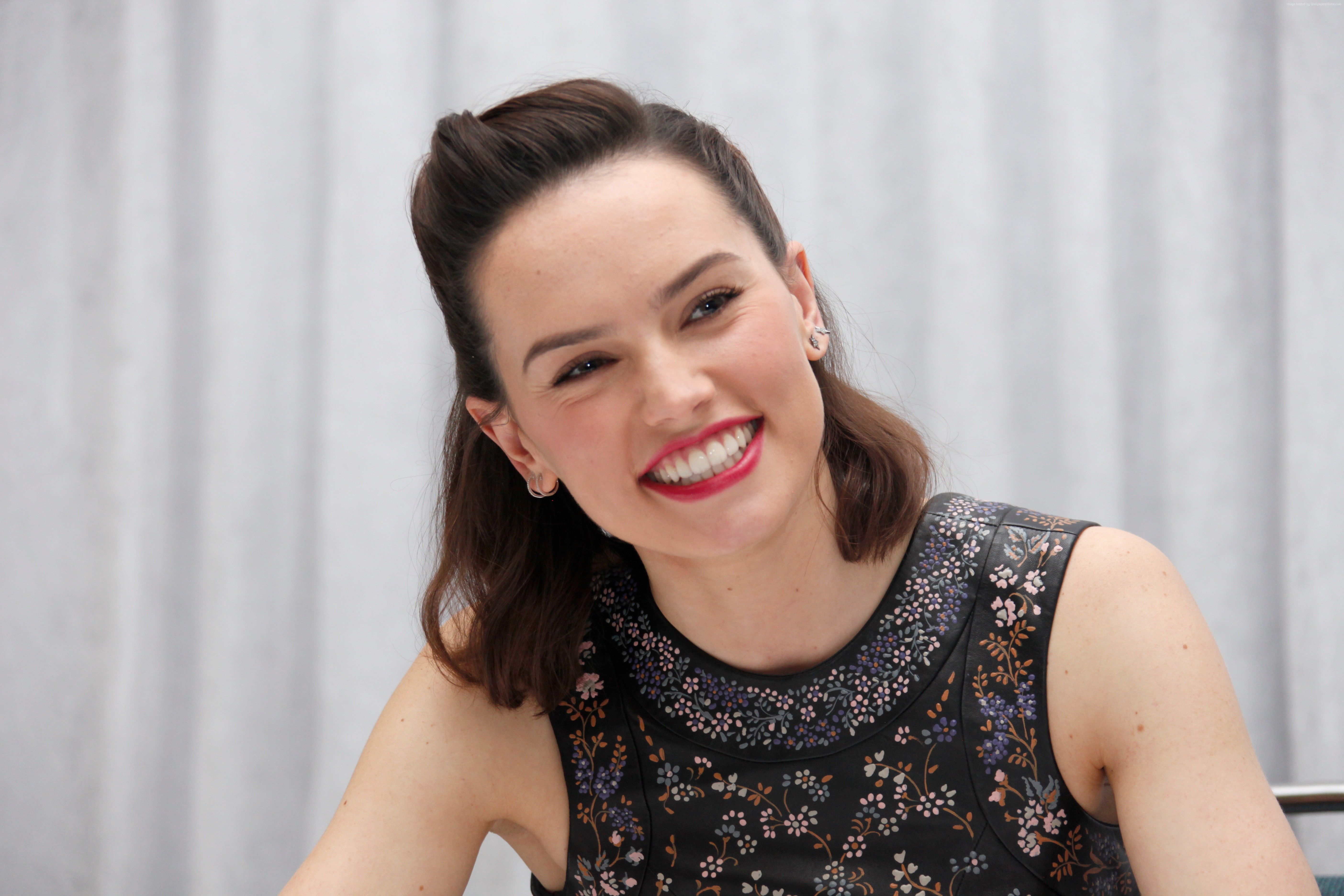 Daisy Ridley smiling HD Wallpaper