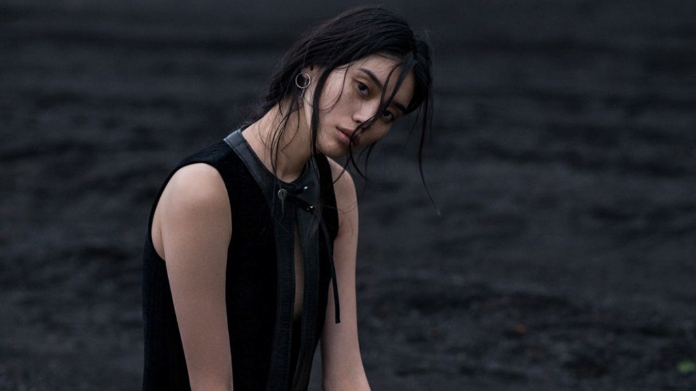 Model Ming Xi in black fashion photoshoot HD Wallpaper
